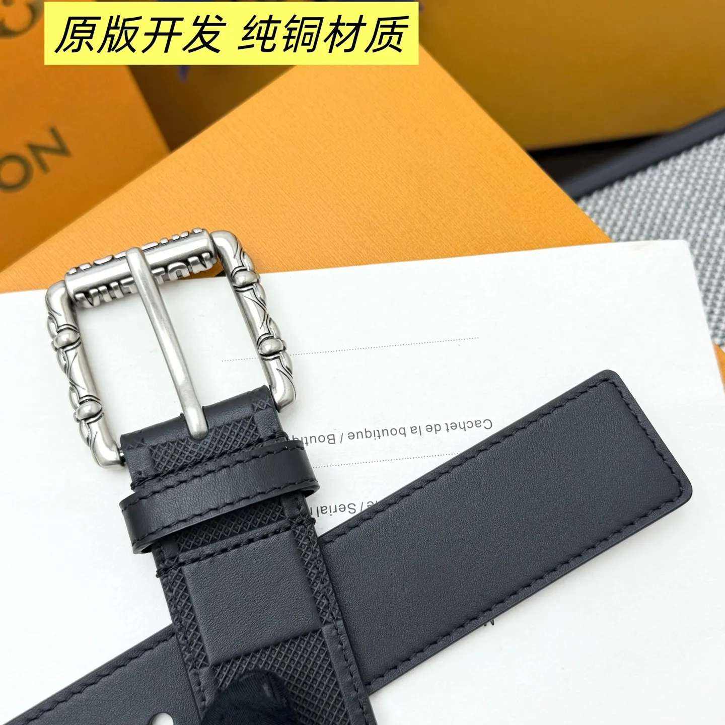 💰520💰Full package💰 💍Purchasing-grade LV⚡️🌹Drift Monogram Surplus belt reinterprets the brand heritage from a youthful perspective and tells the dynamic aesthetics of creative director Pharrell Williams. Monogram coated canvas is dipped in military colors on one side, while the reverse is in plain leather with a subtle pin buckle.