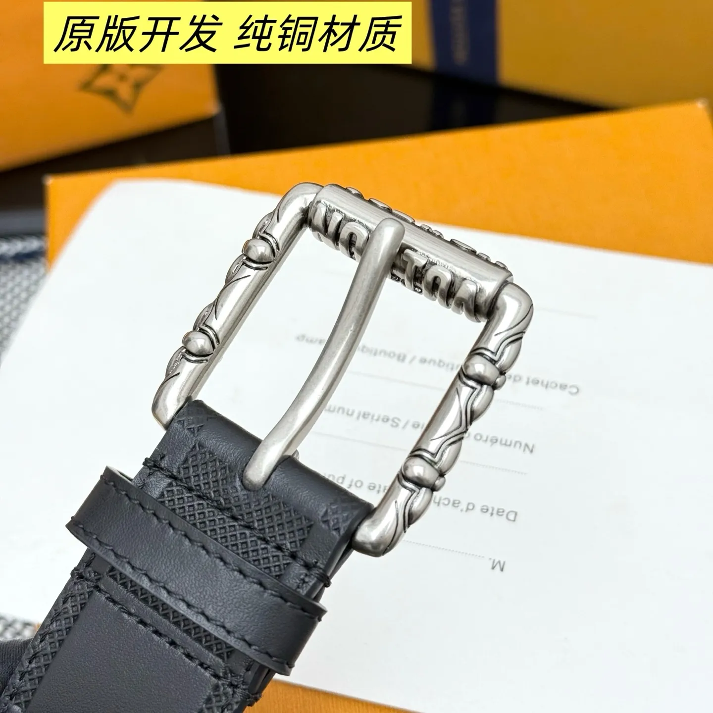 💰520💰Full package💰 💍Purchasing-grade LV⚡️🌹Drift Monogram Surplus belt reinterprets the brand heritage from a youthful perspective and tells the dynamic aesthetics of creative director Pharrell Williams. Monogram coated canvas is dipped in military colors on one side, while the reverse is in plain leather with a subtle pin buckle.