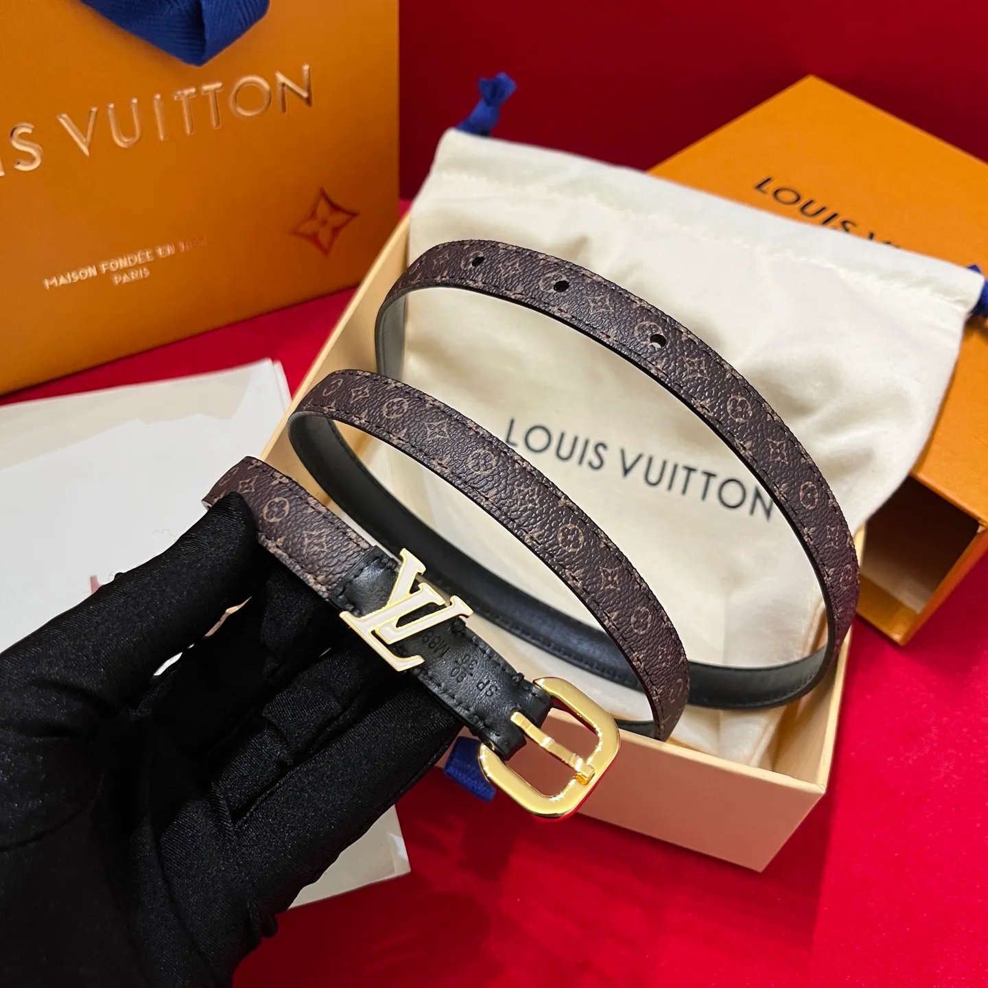 💰520💰Full package💰💍Purchasing agent level LV Donkey Home *｜Women's belt is new~ 1.5cm suitable for all kinds of outfits Black: the king of all-match, can handle both cold and warm colors Beige: a must-have for spring and summer Fresh and versatile The button design is the finishing touch Enamel ring effect Pin buckle makes the outfit instantly fashionable