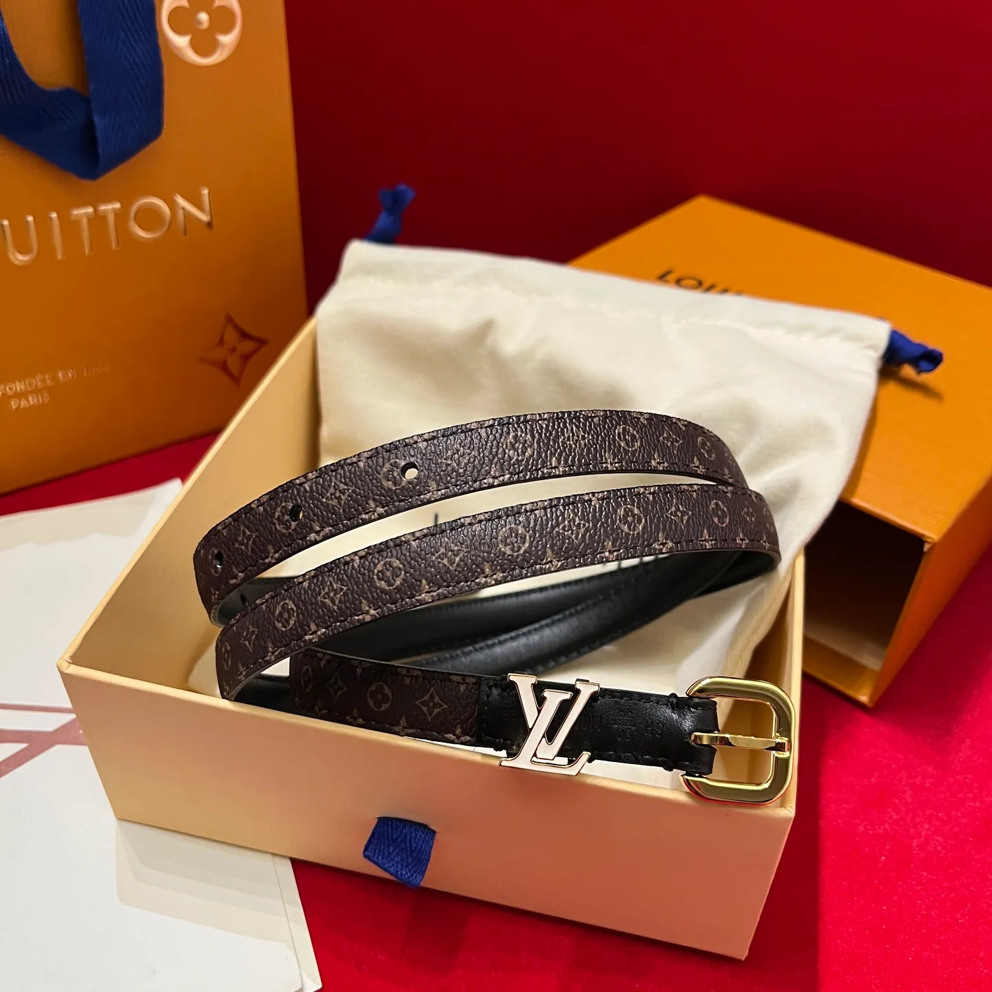 💰520💰Full package💰💍Purchasing agent level LV Donkey Home *｜Women's belt is new~ 1.5cm suitable for all kinds of outfits Black: the king of all-match, can handle both cold and warm colors Beige: a must-have for spring and summer Fresh and versatile The button design is the finishing touch Enamel ring effect Pin buckle makes the outfit instantly fashionable