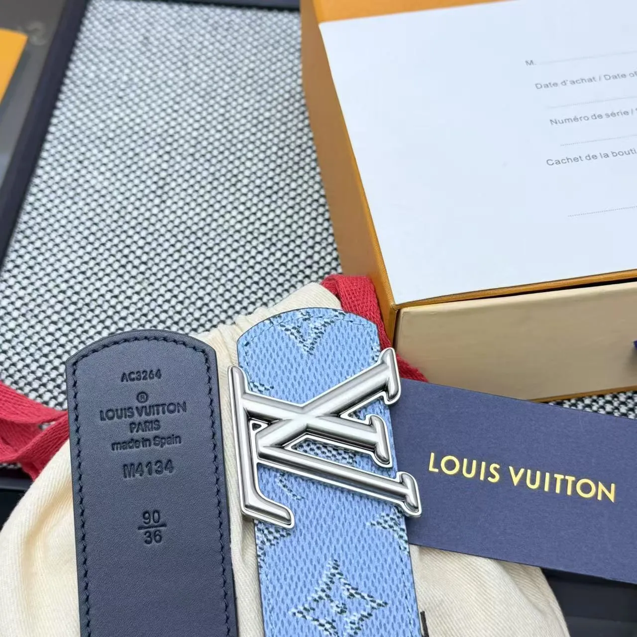 💰480💰Full package💰 💍Purchasing-grade LV⚡️🌹Dimension Monogram Héritage double-sided belt is spliced ​​with plain leather and Monogram coated canvas, presenting a new interpretation of the classic design. Brand elements are given a textured feel, and the LV letter buckle adds an eye-catching touch.