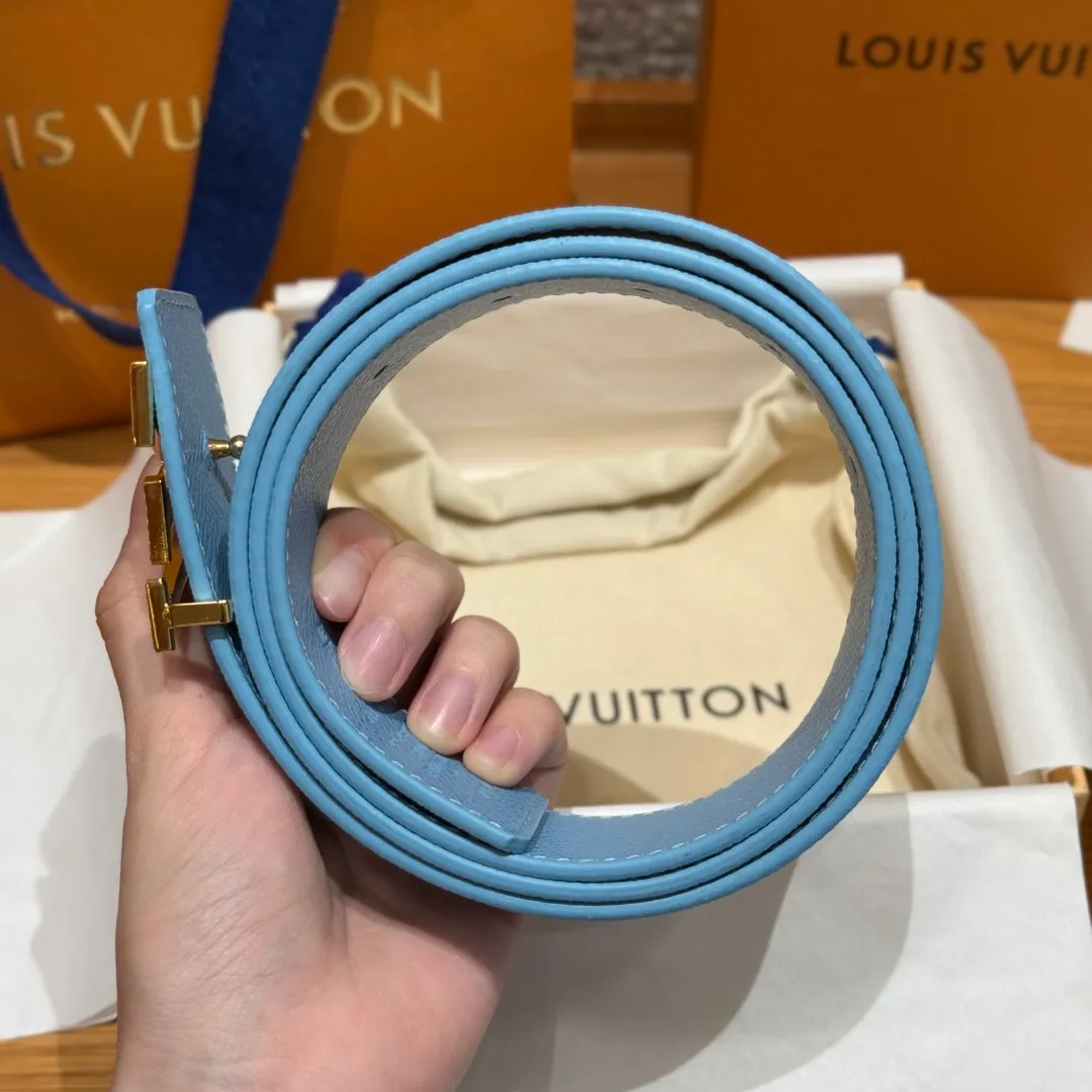 💰440💰Full package💰 💍Purchasing-grade LV men's double-sided belt. This double-sided belt is cleverly spliced ​​with Monogram canvas and smooth cow leather. The enamel buckle with brand letters highlights the iconic style. It once again witnesses the brand's exquisite craftsmanship. The modern design can be easily integrated into casual or formal looks. Width 4.0cm