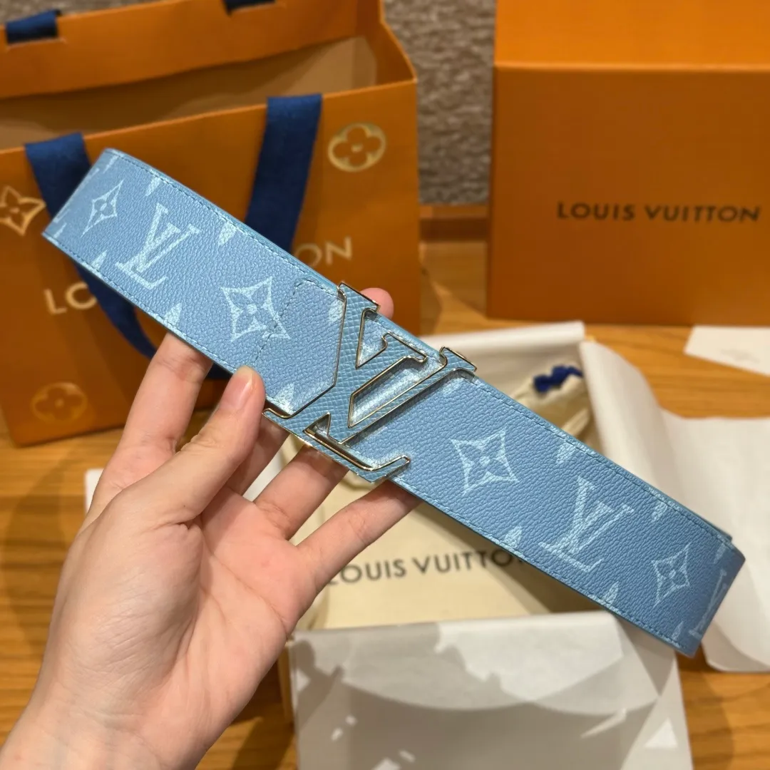 💰440💰Full package💰 💍Purchasing-grade LV men's double-sided belt. This double-sided belt is cleverly spliced ​​with Monogram canvas and smooth cow leather. The enamel buckle with brand letters highlights the iconic style. It once again witnesses the brand's exquisite craftsmanship. The modern design can be easily integrated into casual or formal looks. Width 4.0cm
