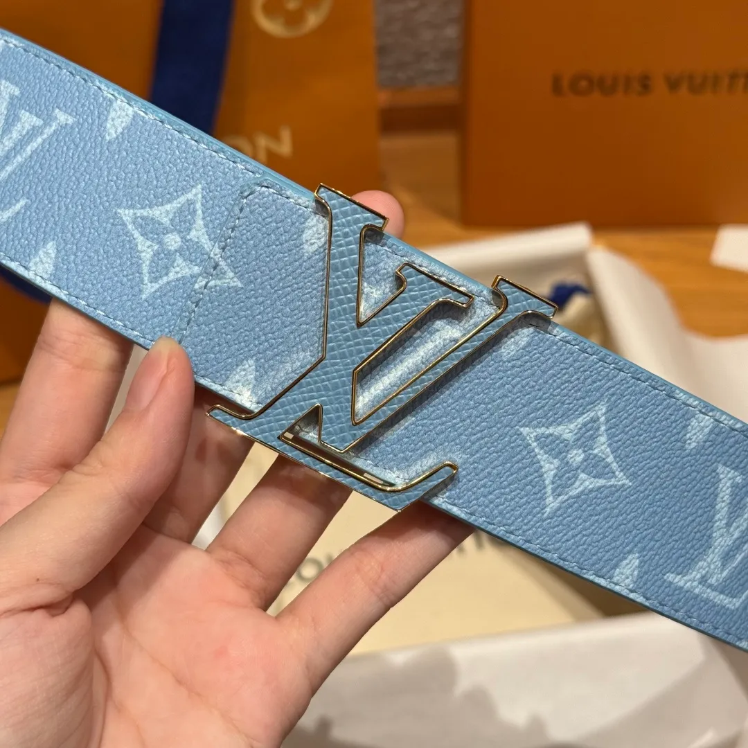 💰440💰Full package💰 💍Purchasing-grade LV men's double-sided belt. This double-sided belt is cleverly spliced ​​with Monogram canvas and smooth cow leather. The enamel buckle with brand letters highlights the iconic style. It once again witnesses the brand's exquisite craftsmanship. The modern design can be easily integrated into casual or formal looks. Width 4.0cm