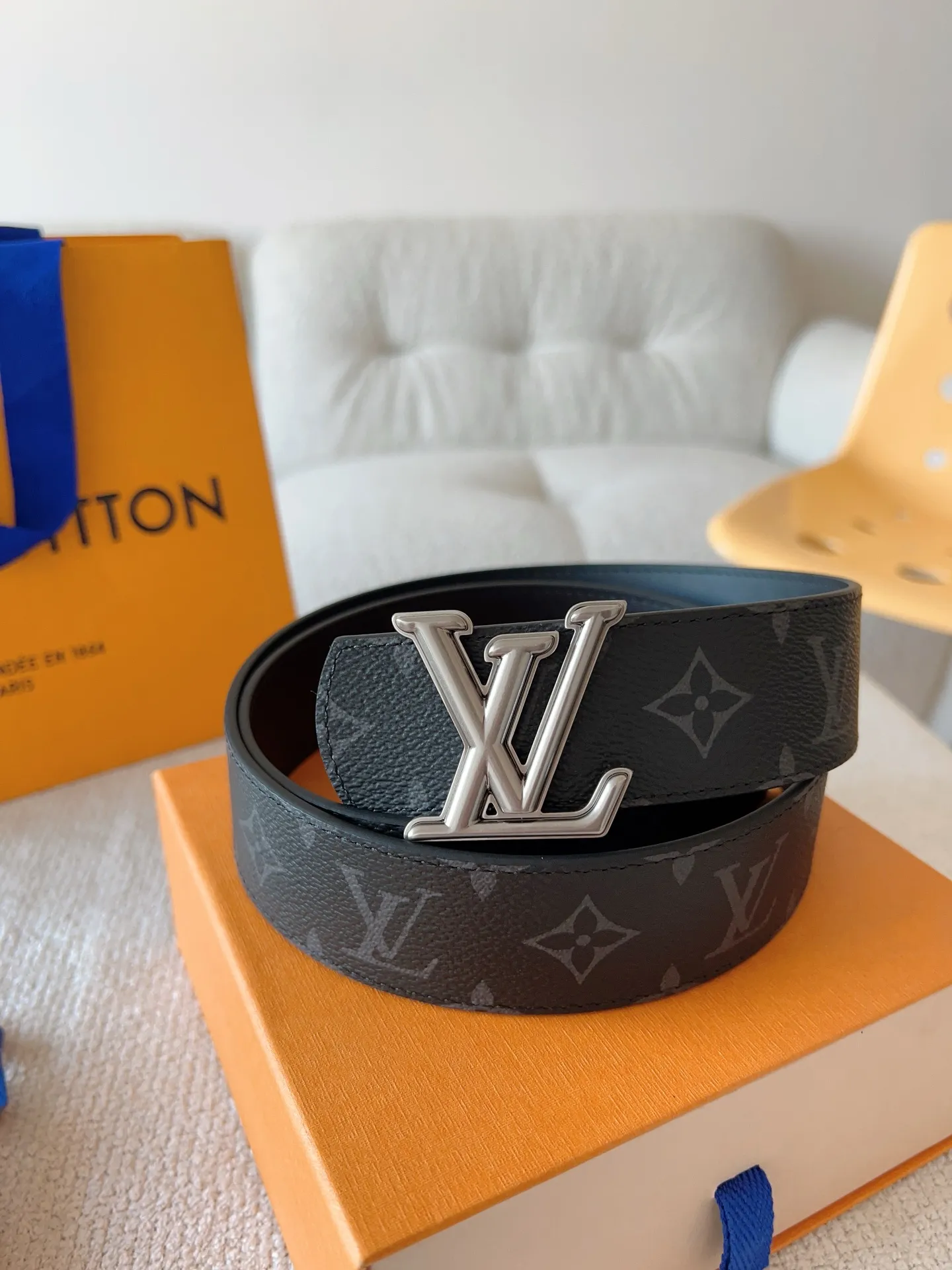 💰480💰Full package💰 💍Purchasing-grade LV Dimension⚡️Double-sided belt combines creative heritage with gorgeous street style⚡️Highlights the fashion vision of creative director Pharrell Williams. Monogram canvas paved outer layer⚡️LV Dimension metal buckle shimmers with subtle luster, making a statement in various occasions⚡️Width: 40mm