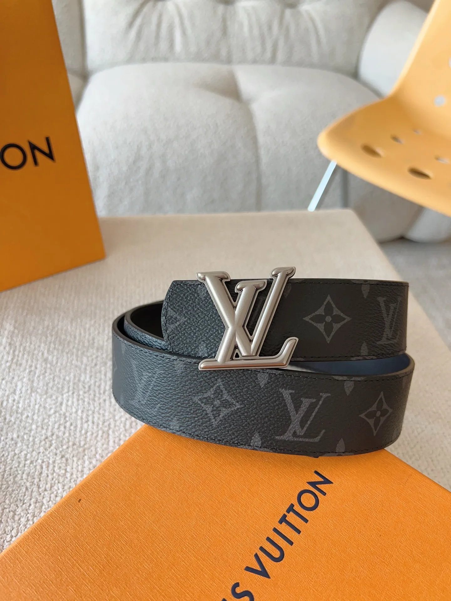 💰480💰Full package💰 💍Purchasing-grade LV Dimension⚡️Double-sided belt combines creative heritage with gorgeous street style⚡️Highlights the fashion vision of creative director Pharrell Williams. Monogram canvas paved outer layer⚡️LV Dimension metal buckle shimmers with subtle luster, making a statement in various occasions⚡️Width: 40mm