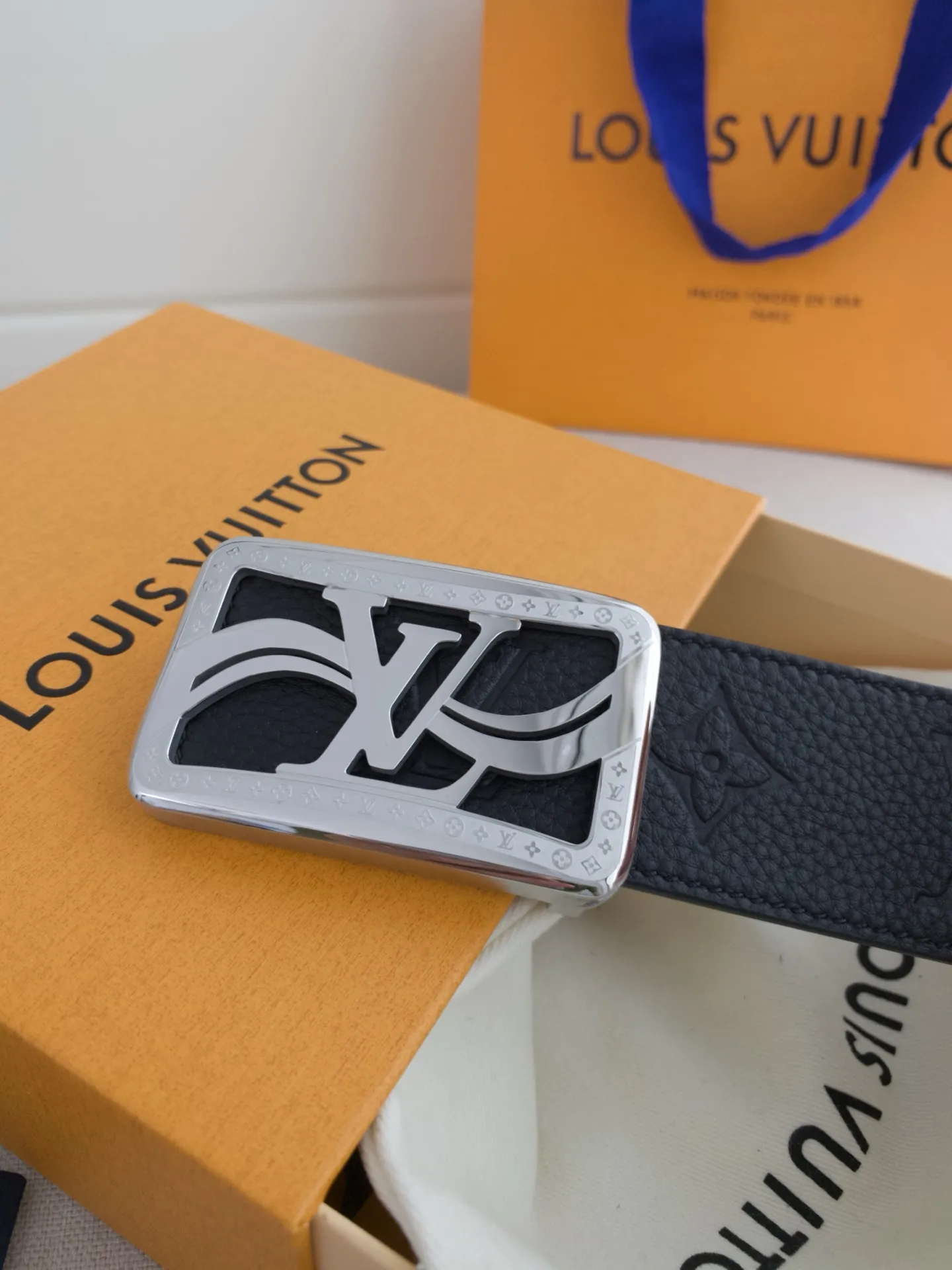💰480💰Full package💰 💍Purchasing-grade LV luxury modern Taurillon leather, decorated with elegant and elegant iconic LV initials. Soft yet sturdy leather belt, two-tone, reversible; pairs well with everything from formal wear to casual wear. Width 4.0cm.