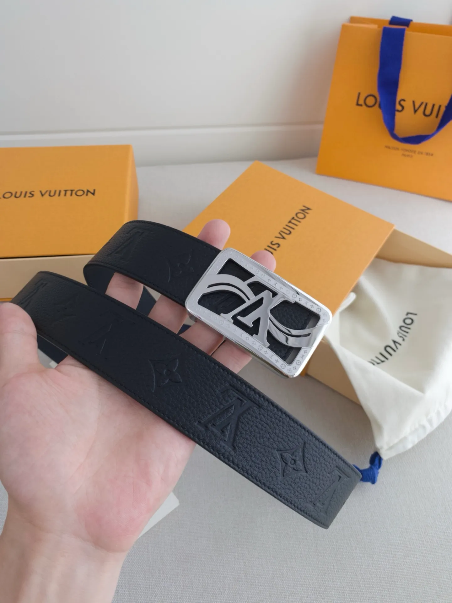 💰480💰Full package💰 💍Purchasing-grade LV luxury modern Taurillon leather, decorated with elegant and elegant iconic LV initials. Soft yet sturdy leather belt, two-tone, reversible; pairs well with everything from formal wear to casual wear. Width 4.0cm.