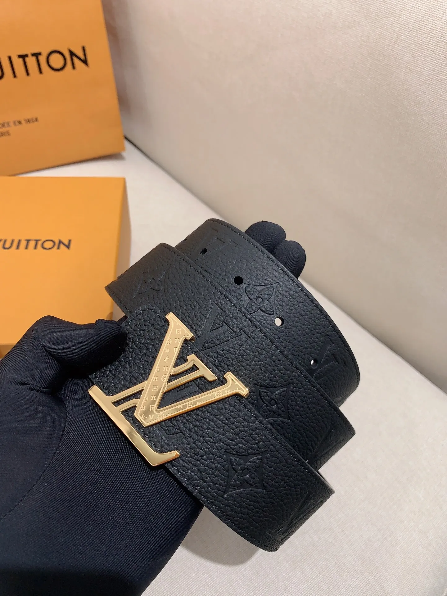💰480💰Full package💰 💍Purchase level Men's LV Louis Vuitton belt Men's classic cowhide belt with 316 stainless steel Pin buckle with engraved letters Lv buckle Width: 4.0cm