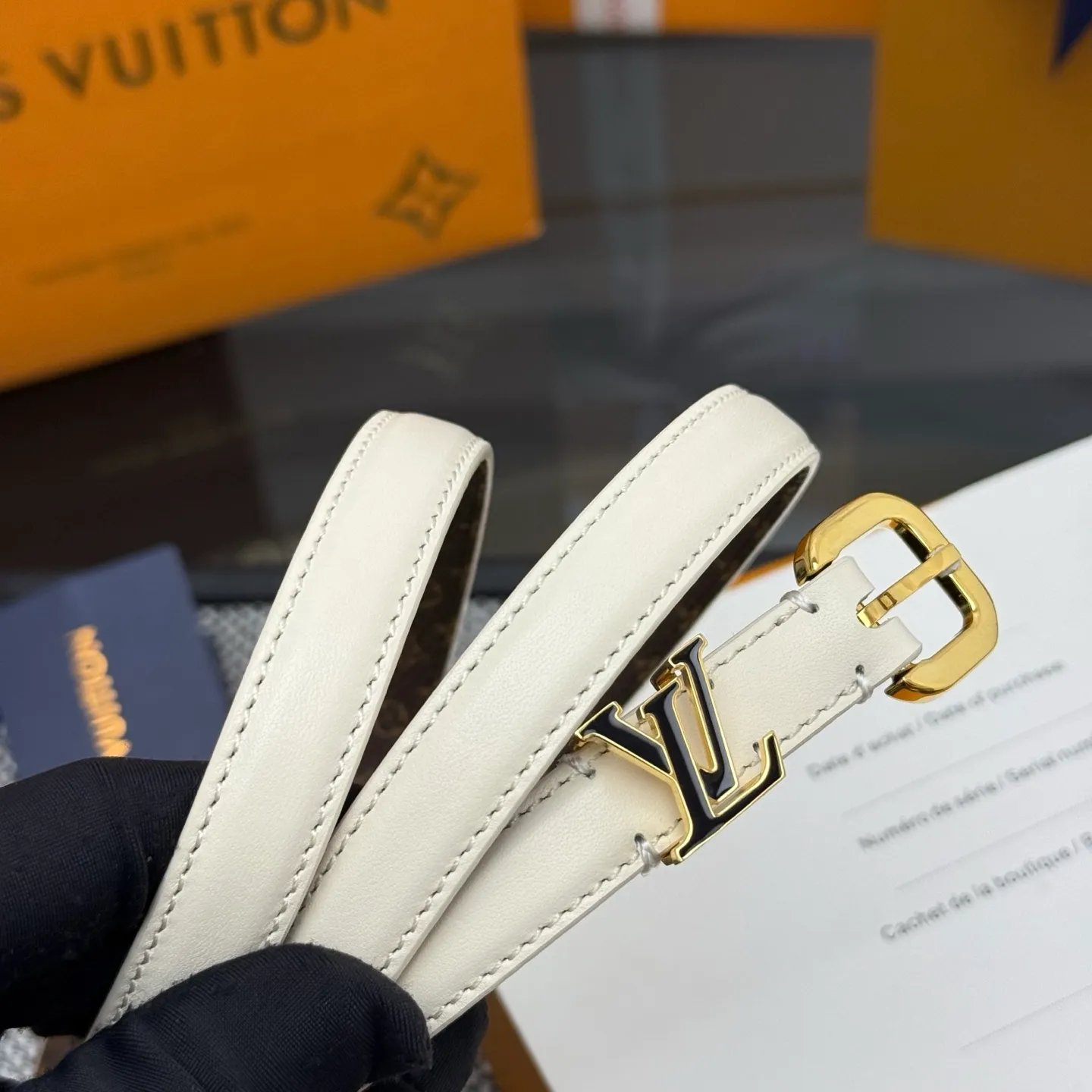 💰480💰Full package💰 💍Purchase level 1.5cm⚡️🌹LV Darling belt is made of smooth leather and Monogram canvas lining, with a marquise-shaped end to highlight the feminine style⚡️🌹The pin buckle exudes a chic atmosphere, and the glossy enamel is the finishing touch Mini LV The drawstring circle injects elegance into the brand’s classic elements⚡️🌹