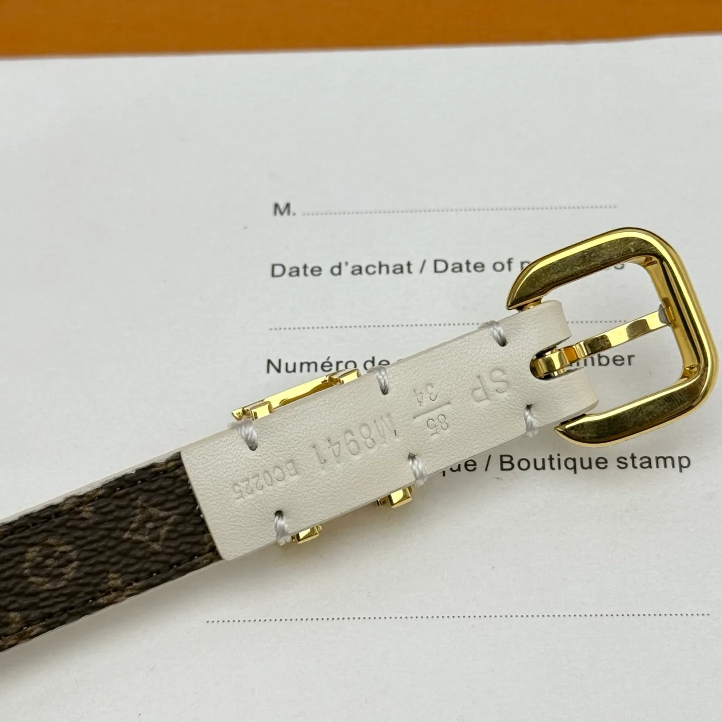💰480💰Full package💰 💍Purchase level 1.5cm⚡️🌹LV Darling belt is made of smooth leather and Monogram canvas lining, with a marquise-shaped end to highlight the feminine style⚡️🌹The pin buckle exudes a chic atmosphere, and the glossy enamel is the finishing touch Mini LV The drawstring circle injects elegance into the brand’s classic elements⚡️🌹