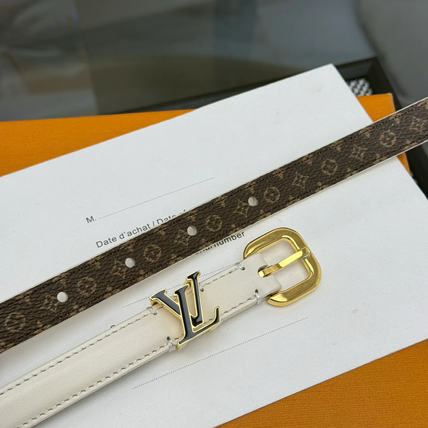💰480💰Full package💰 💍Purchase level 1.5cm⚡️🌹LV Darling belt is made of smooth leather and Monogram canvas lining, with a marquise-shaped end to highlight the feminine style⚡️🌹The pin buckle exudes a chic atmosphere, and the glossy enamel is the finishing touch Mini LV The drawstring circle injects elegance into the brand’s classic elements⚡️🌹