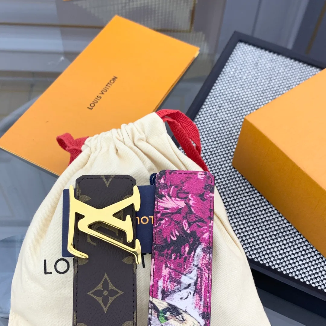 💰480💰Full package💰 💍Purchase-grade LV Louis Vuitton [New product] Genuine version Width 40MM The 2024 early autumn men's wear series follows the footsteps of Dandy sailors and embarks on a global journey. This LV Tag reversible belt has a surf-style pattern on one side, evoking memories of tropical island trips, and flips it over to reveal the classic Monogram element. LV Tag buckle adds another touch of attention