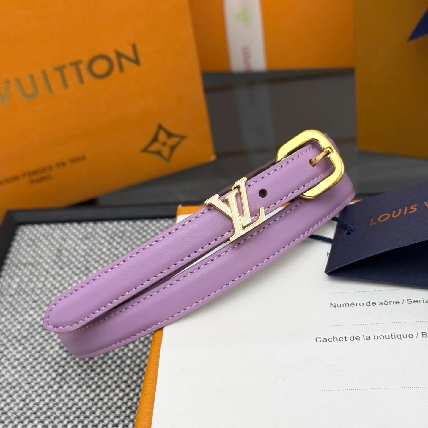 💰480💰Full package💰 💍Purchase level 1.5cm⚡️🌹LV Darling belt is made of smooth leather and Monogram canvas lining, with a marquise-shaped end to highlight the feminine style⚡️🌹The pin buckle exudes a chic atmosphere, and the glossy enamel is the finishing touch Mini LV The drawstring circle injects elegance into the brand’s classic elements⚡️🌹