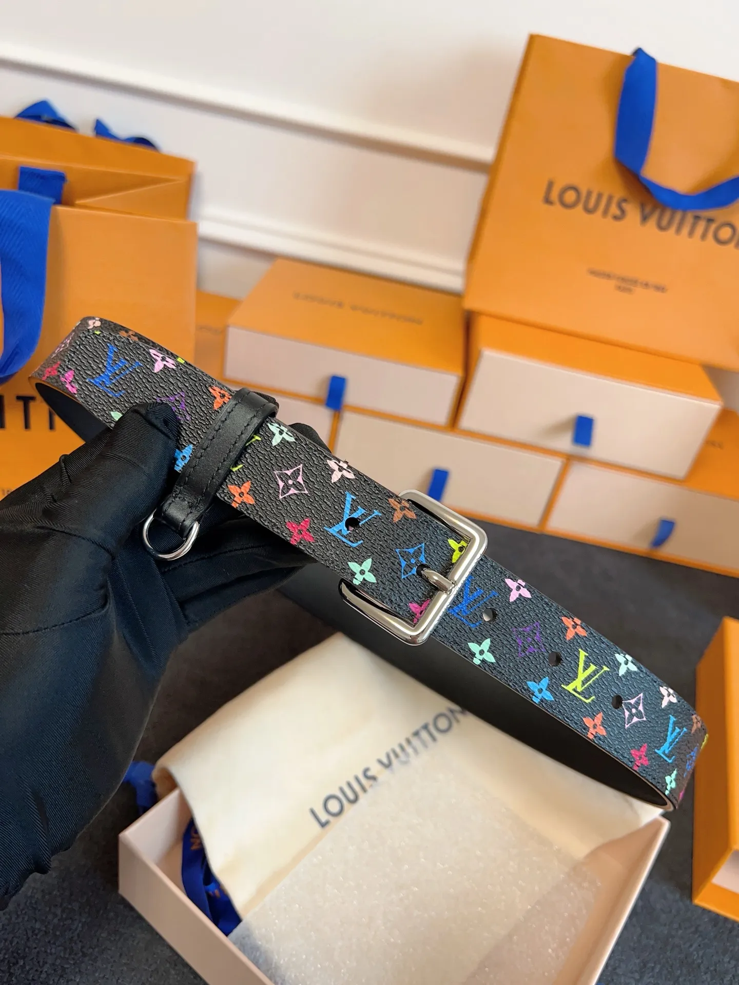 💰480💰Full package💰 💍Purchasing-grade LV M8982 width 3.0cm D-Ring belt is made of Monogram denim to reinterpret the classic design from 2006, cleverly integrating modern touches and functional elements, which can inject leisurely elegance into various looks. A dazzling pin buckle adds a finishing touch, and a D-ring makes it easy to hang a coin purse, headphone case or charm.