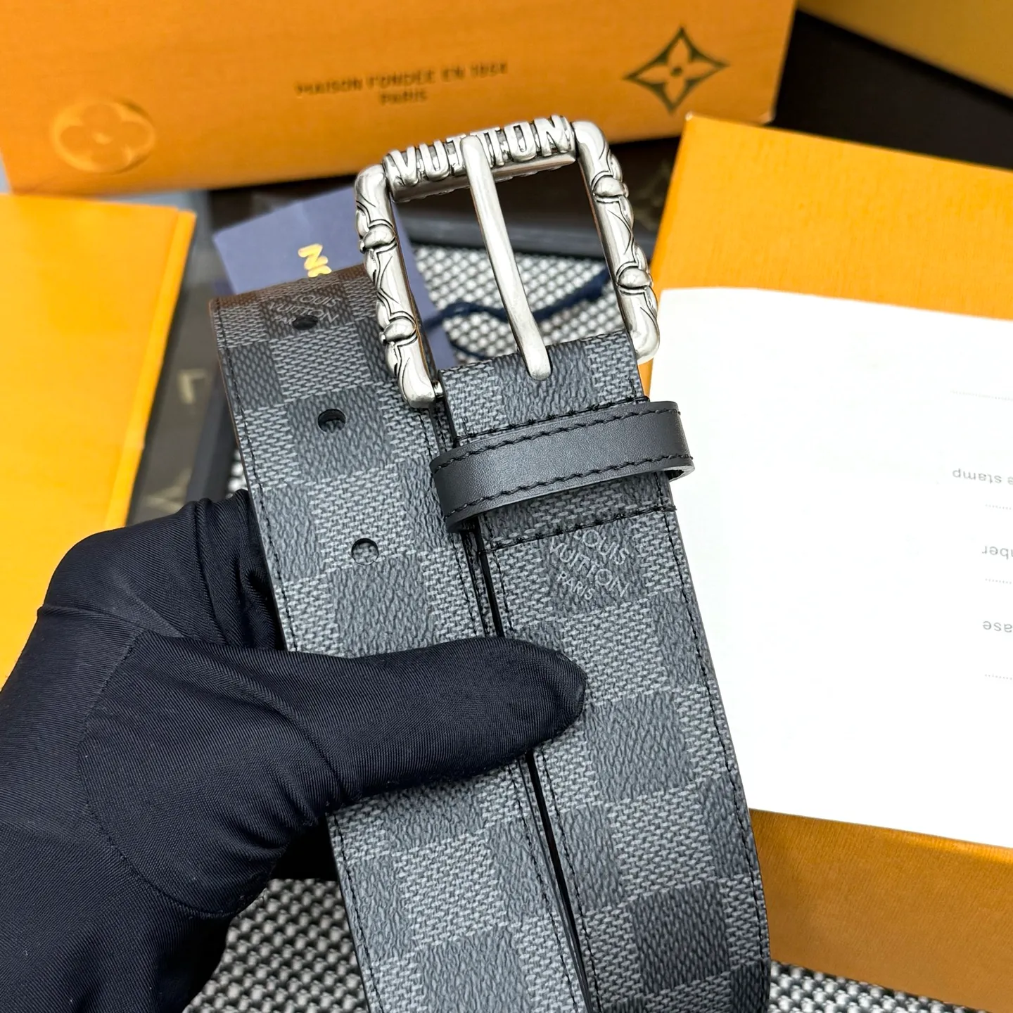 💰480💰Full package💰 💍Purchasing-grade LV⚡️🌹Drift Monogram Surplus belt reinterprets the brand heritage from a youthful perspective and tells the dynamic aesthetics of creative director Pharrell Williams. Monogram coated canvas is dipped in military colors on one side, while the reverse is in plain leather with a subtle pin buckle.