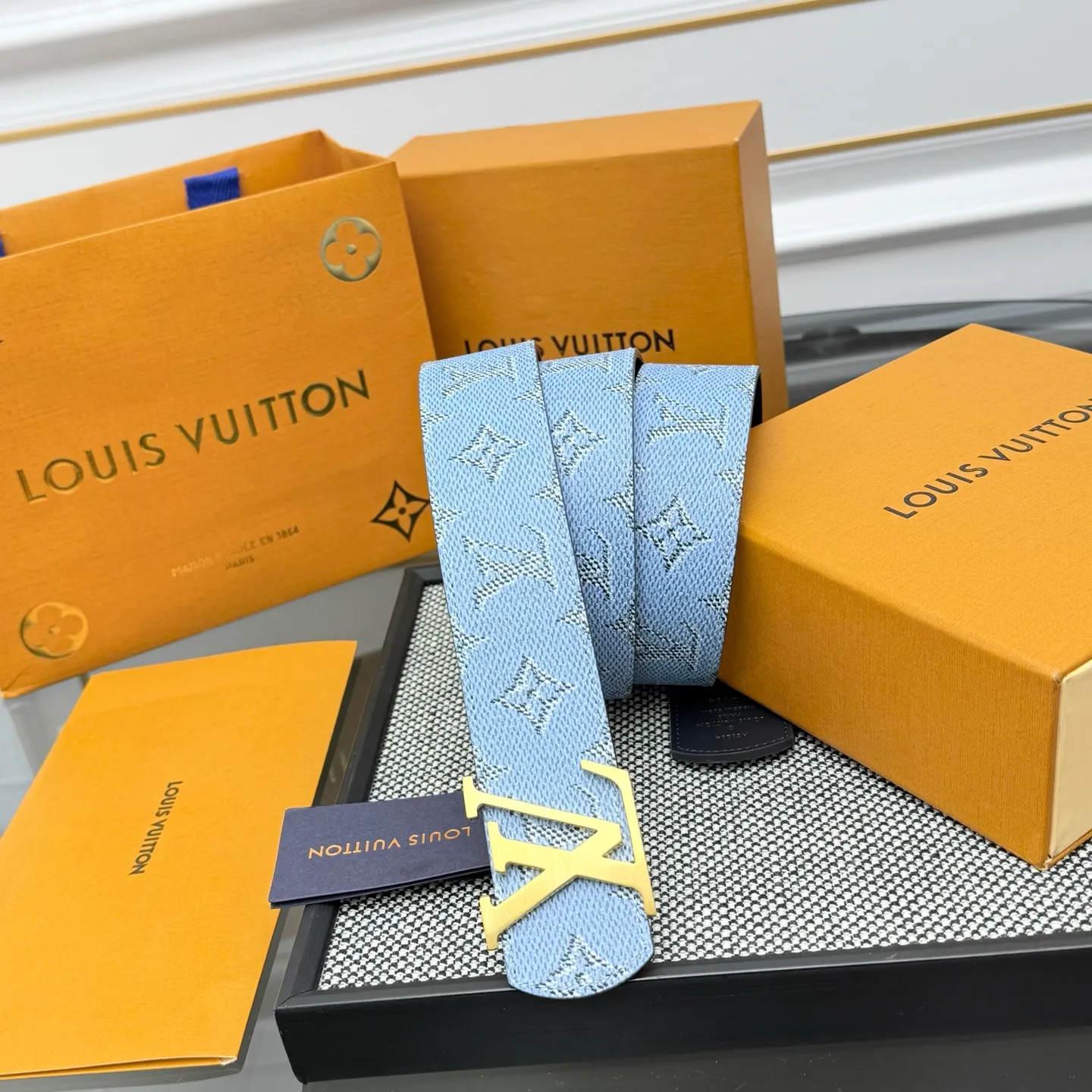 💰480💰Full package💰 💍Purchasing-grade LV Dimension Monogram Héritage double-sided belt is spliced ​​with plain leather and Monogram coated canvas, presenting a new interpretation of the classic design. Brand elements are given a textured feel, and the LV letter buckle adds an eye-catching touch.