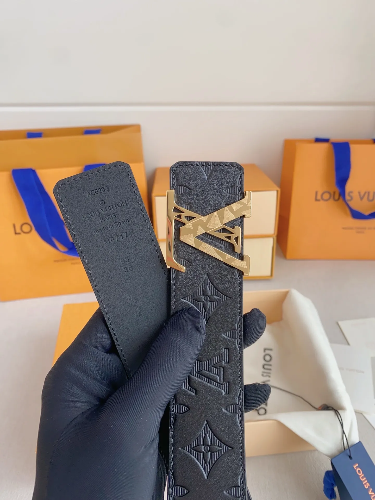 💰480💰Full package💰 💍Purchasing-grade LV⚡️🌹Luxurious modern Taurillon leather, decorated with the elegant and elegant iconic ⚡️🌹LV initials. Soft and strong belt ⚡️🌹Double-sided imported cowhide can be used on both sides; can be matched with various clothing from dresses to casual wear. Width 4.0cm