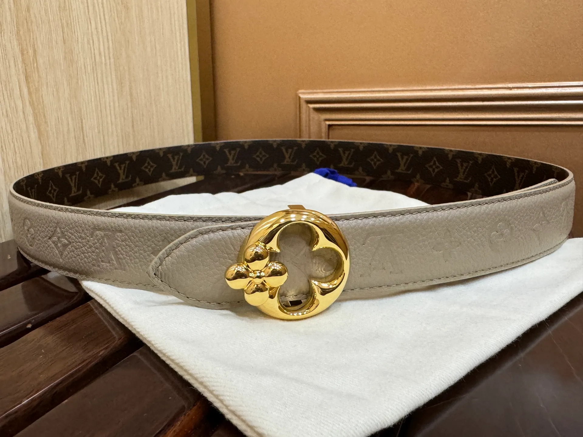💰480💰Full package💰 💍Purchasing agent level LV women's belt⚡️🌹Width 3.0cm Customized canvas fabric/Imported Italian lychee embossed with pattern effect, ⚡️🌹Stainless steel electroplated thick gold flower-shaped hanging buckle⚡️🌹Double-sided available