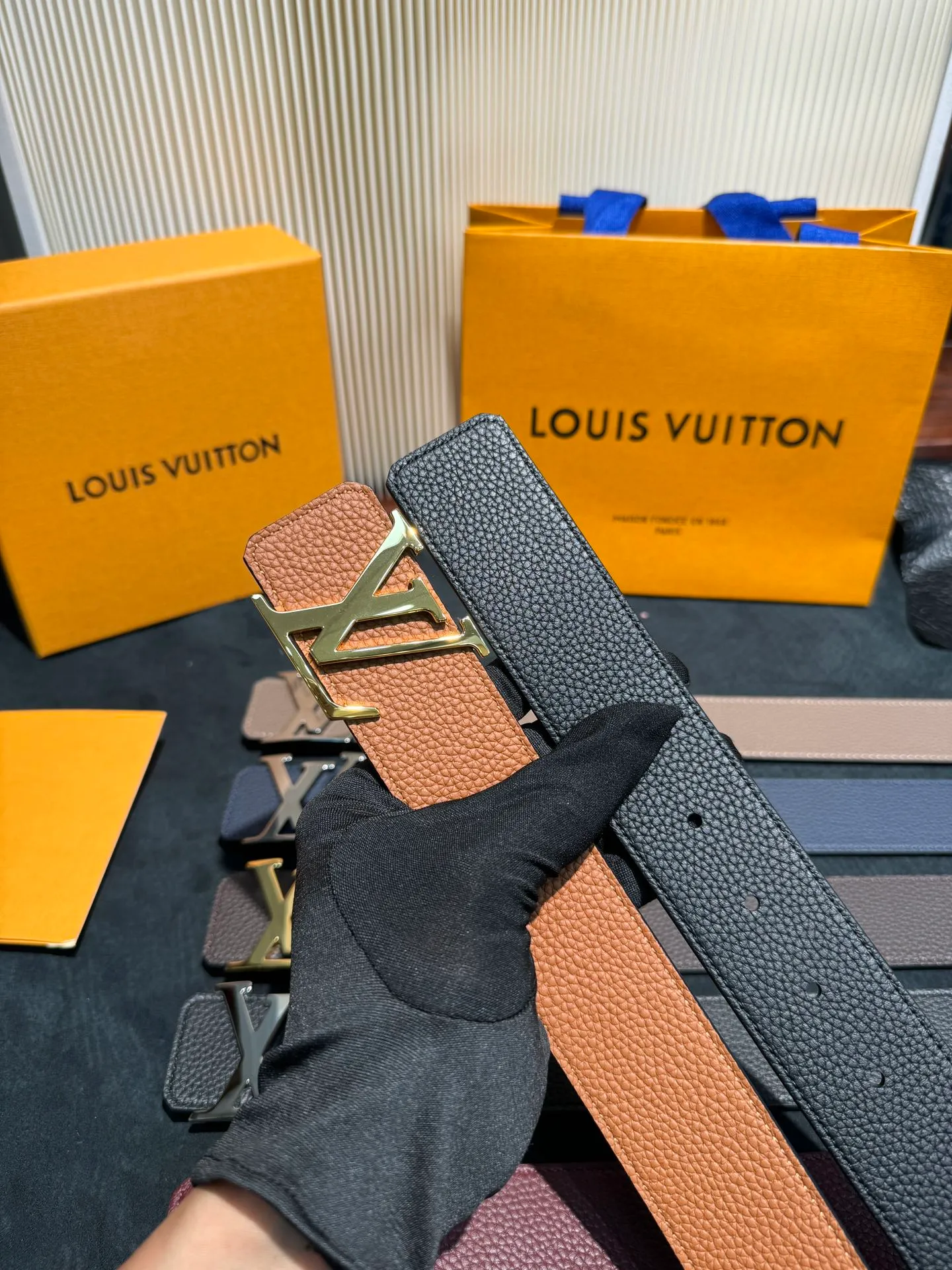 💰480💰Full package💰 💍Purchasing-grade LV luxury modern Taurillon leather, decorated with the brand's iconic LV initials, simple and elegant style. The belt is soft and strong, suitable for both formal wear (such as formal wear) and casual wear, and is highly practical. Width 4.0cm