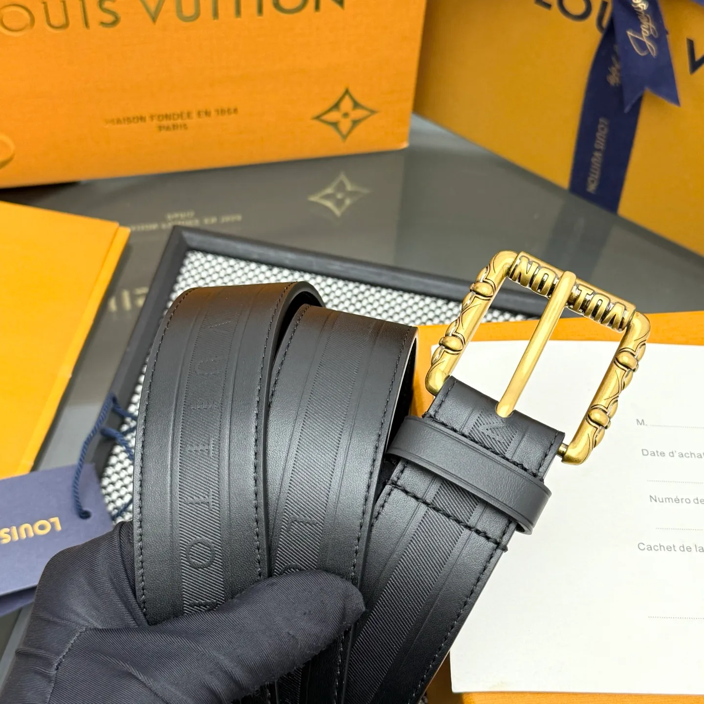 💰520💰Full package💰 💍Purchasing-grade LV⚡️🌹This Drift Rockabilly 3.5cm width belt shows strong aura and confident energy with the classic combination of deep tones and glossy metal parts. Cracked leather and intricate buckles subtly convey early rock and roll trends, breaking the traditional paradigm of men's wear.