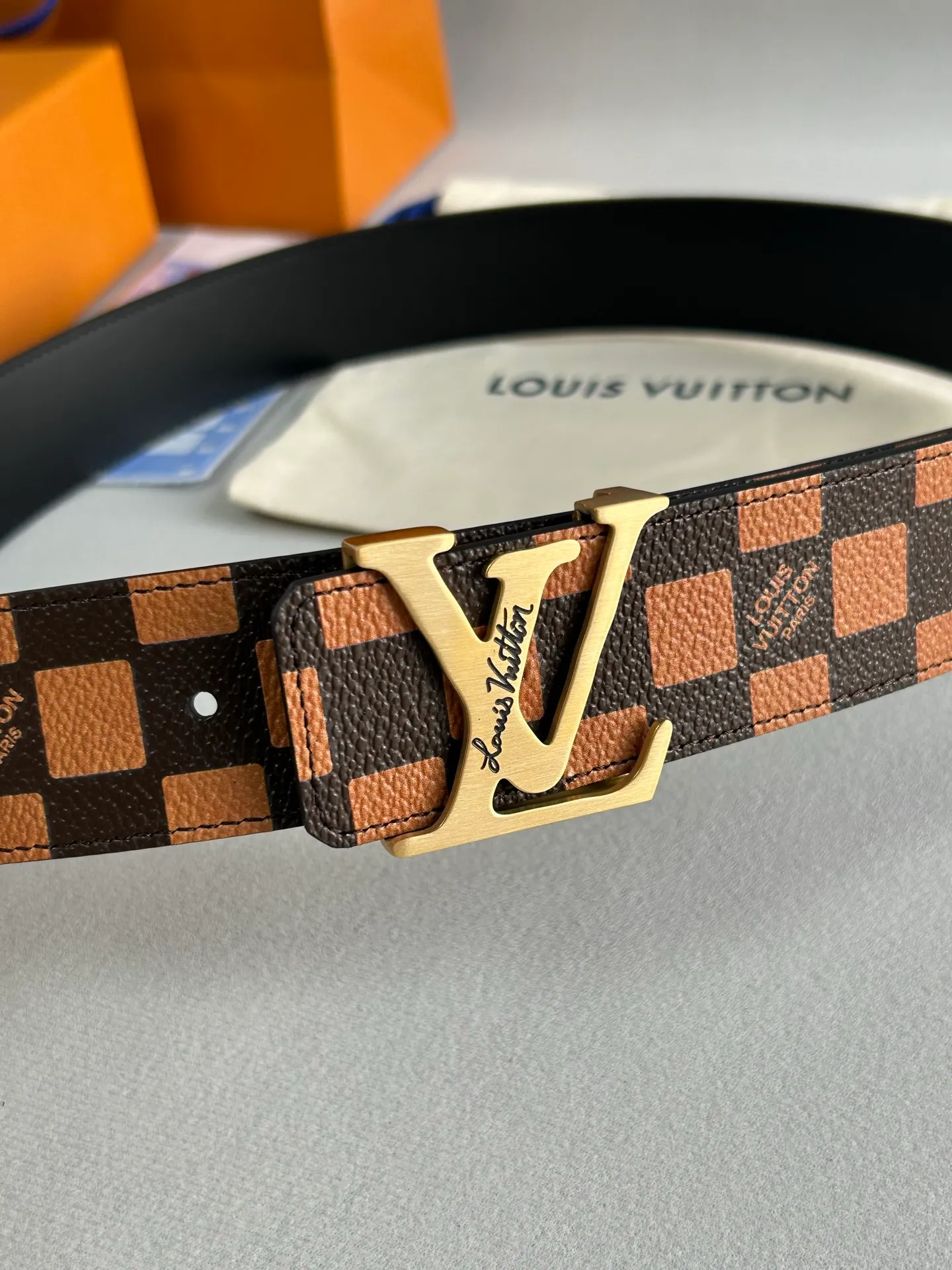 💰480💰Full set package💰 💍Purchase level LV new⚡️🌹Coffee check calfskin bottom belt, 40mm wide, with new high-quality steel buckle, perfect match for business clothing style. Timeless classic, zero difference from the original product.