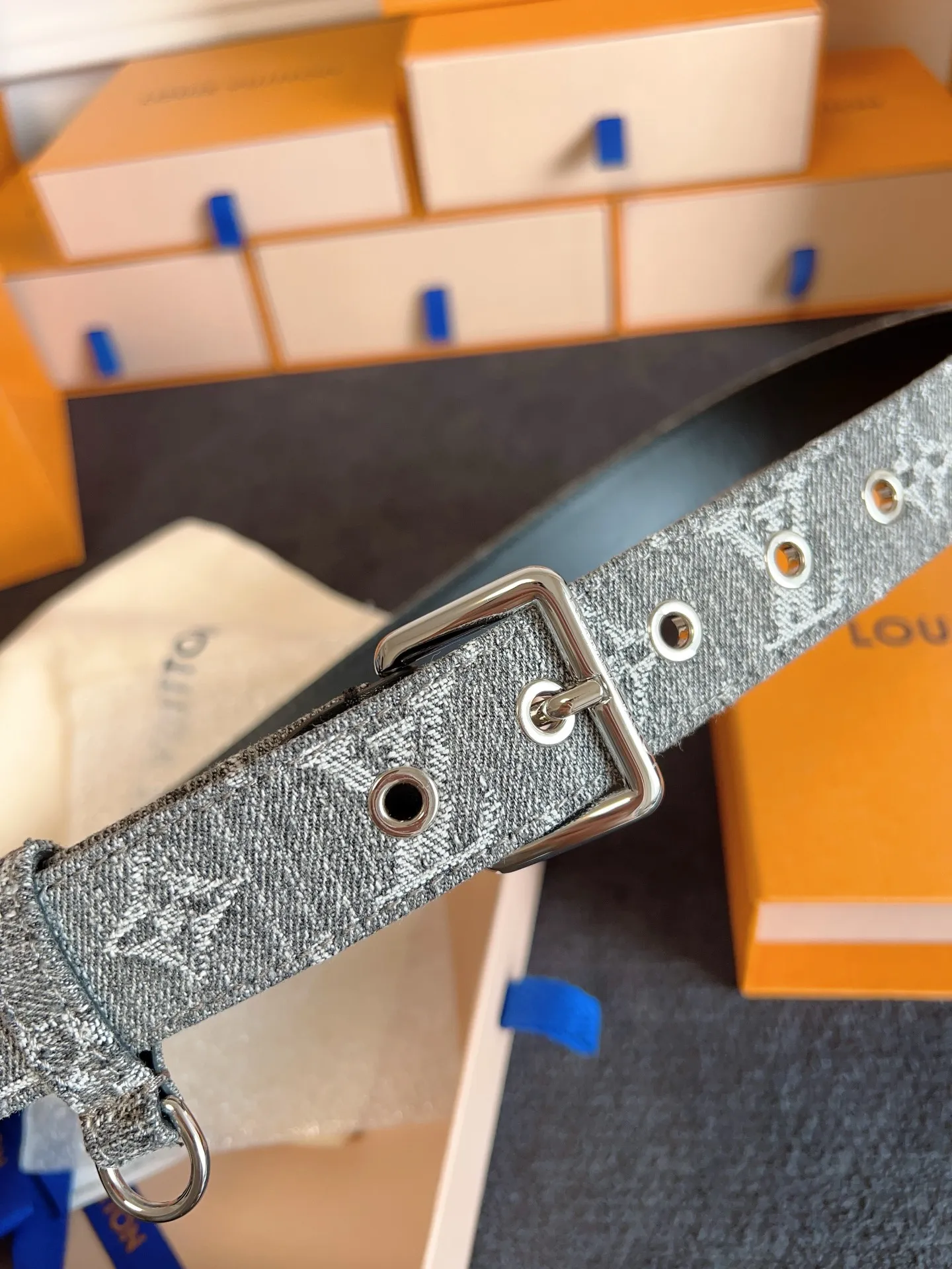 💰480💰Full package💰 💍Purchasing-grade LV M4012 width 3.0cm D-Ring belt is made of Monogram denim to reinterpret the classic design from 2006, cleverly integrating modern touches and functional elements, which can inject leisurely elegance into various looks. A dazzling pin buckle adds a finishing touch, and a D-ring makes it easy to hang a coin purse, headphone case or charm.