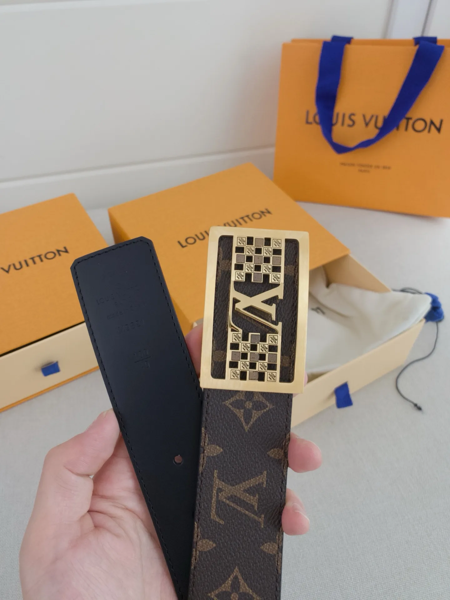 💰480💰Full package💰 💍Purchasing-grade LV luxury modern Taurillon leather, decorated with elegant and elegant iconic LV initials. Soft yet sturdy leather belt, two-tone, reversible; pairs well with everything from formal wear to casual wear. Width 4.0cm.