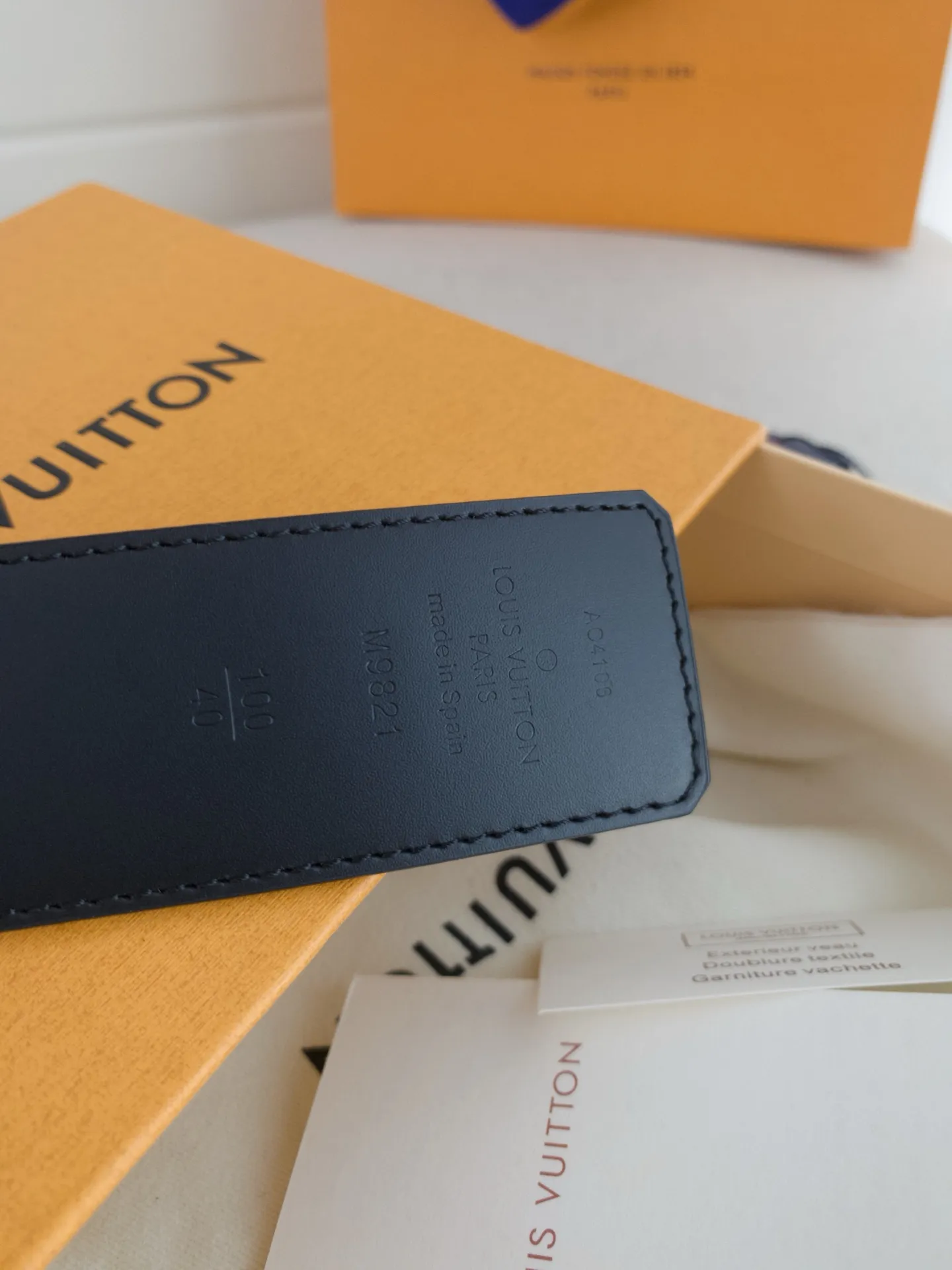 💰480💰Full package💰 💍Purchasing-grade LV luxury modern Taurillon leather, decorated with elegant and elegant iconic LV initials. Soft yet sturdy leather belt, two-tone, reversible; pairs well with everything from formal wear to casual wear. Width 4.0cm.