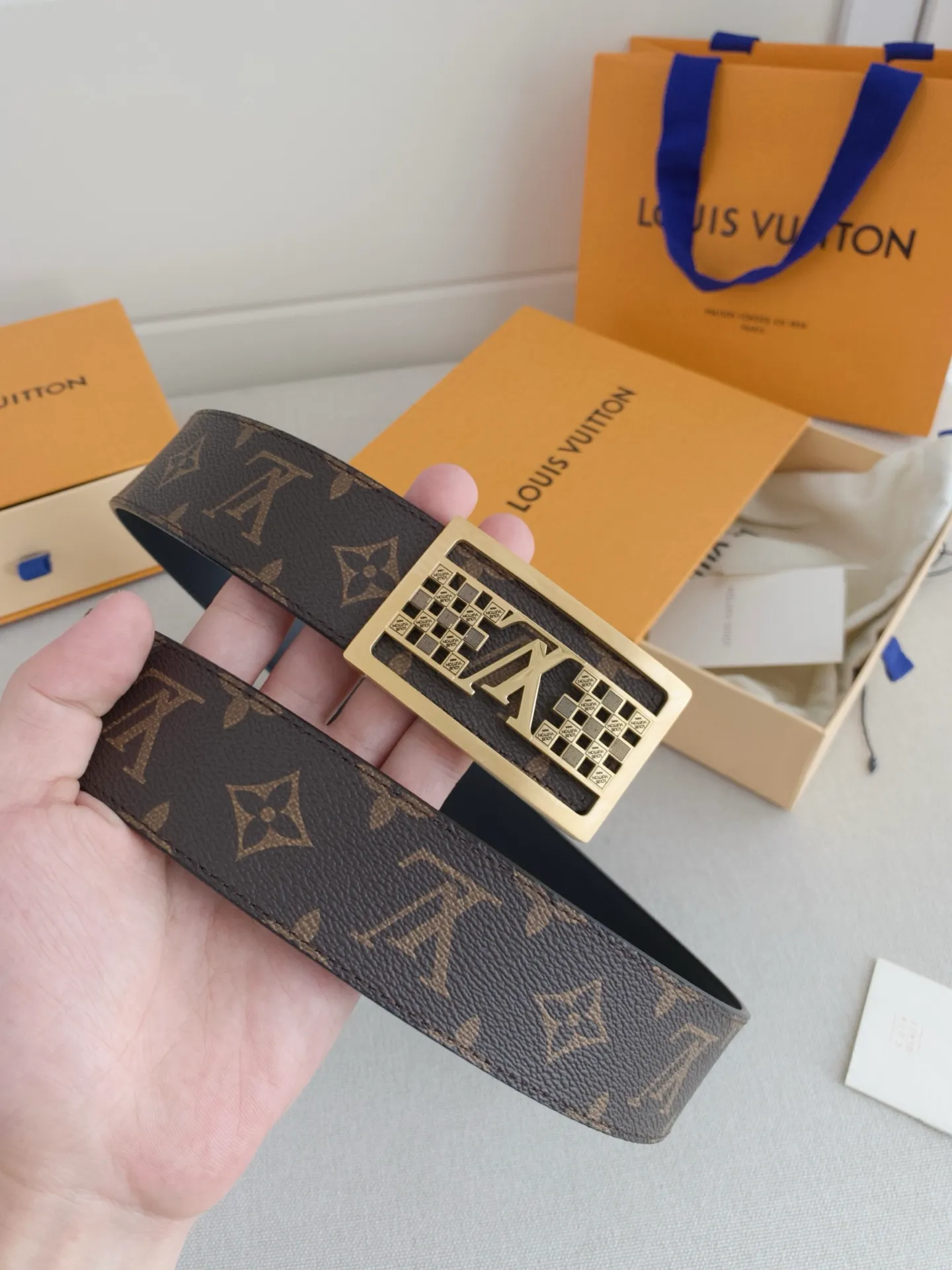 💰480💰Full package💰 💍Purchasing-grade LV luxury modern Taurillon leather, decorated with elegant and elegant iconic LV initials. Soft yet sturdy leather belt, two-tone, reversible; pairs well with everything from formal wear to casual wear. Width 4.0cm.