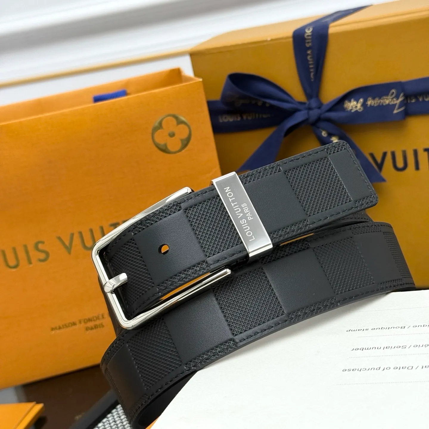 💰520💰Full package💰 💍Purchasing-grade LV⚡️🌹Drift Monogram Surplus belt reinterprets the brand heritage from a youthful perspective and tells the dynamic aesthetics of creative director Pharrell Williams. Monogram coated canvas is dipped in military colors on one side, while the reverse is in plain leather with a subtle pin buckle.