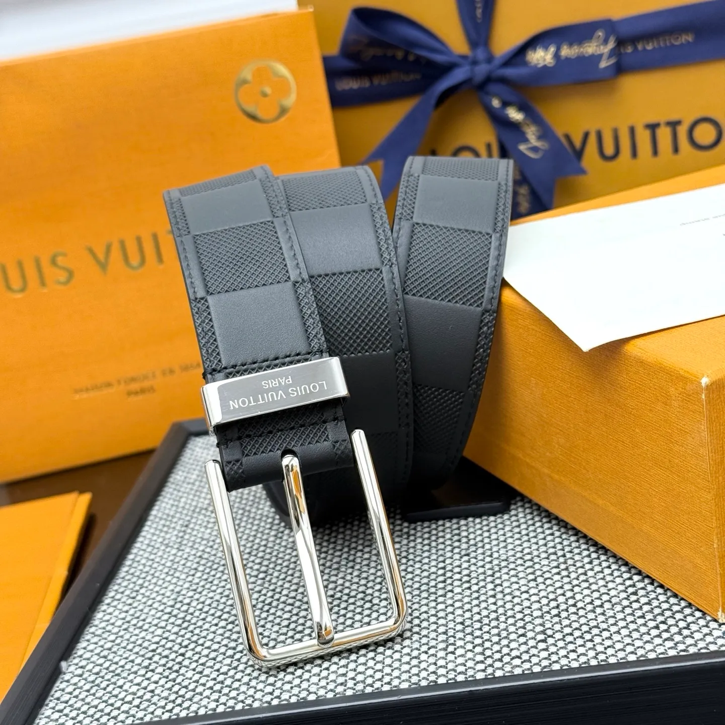 💰520💰Full package💰 💍Purchasing-grade LV⚡️🌹Drift Monogram Surplus belt reinterprets the brand heritage from a youthful perspective and tells the dynamic aesthetics of creative director Pharrell Williams. Monogram coated canvas is dipped in military colors on one side, while the reverse is in plain leather with a subtle pin buckle.