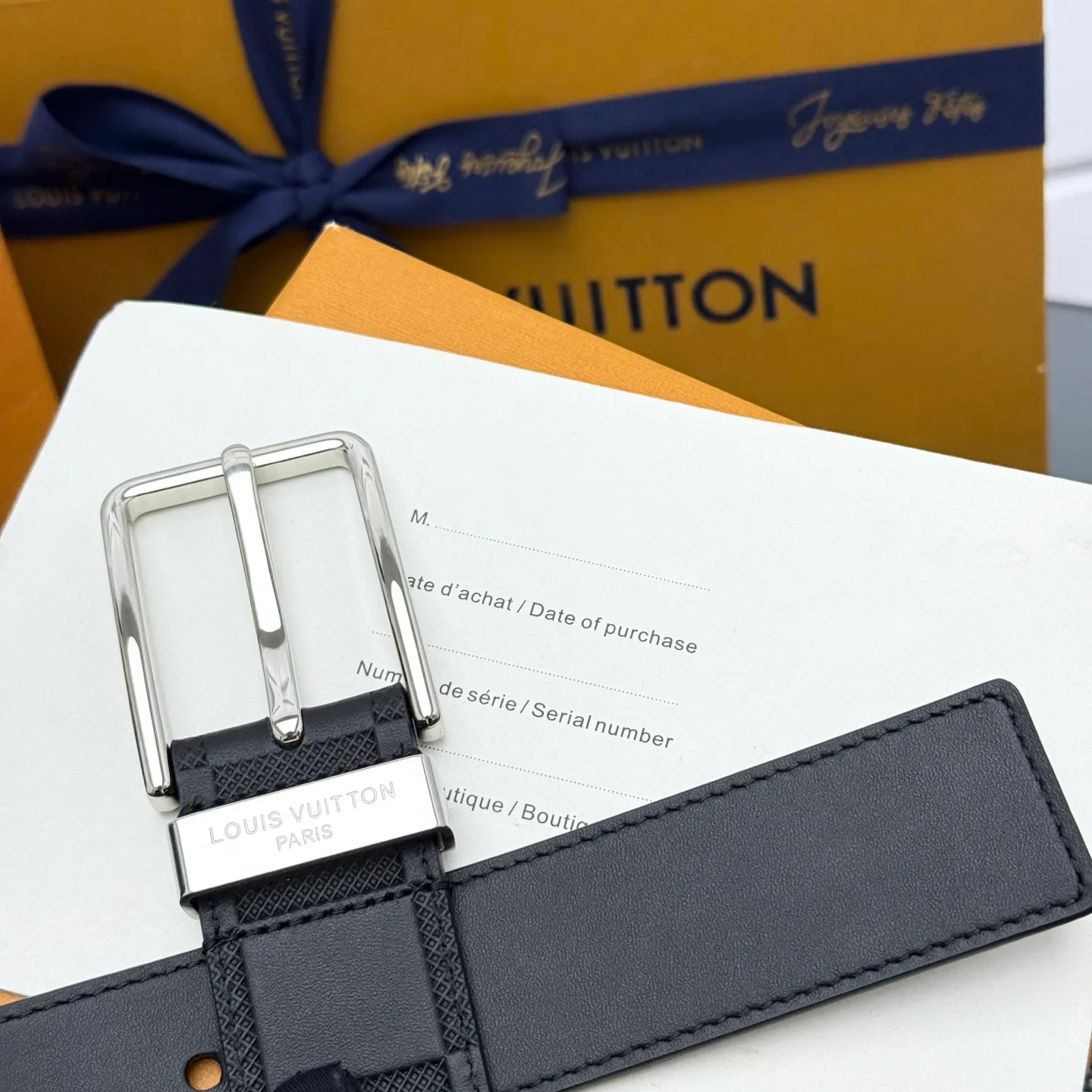 💰520💰Full package💰 💍Purchasing-grade LV⚡️🌹Drift Monogram Surplus belt reinterprets the brand heritage from a youthful perspective and tells the dynamic aesthetics of creative director Pharrell Williams. Monogram coated canvas is dipped in military colors on one side, while the reverse is in plain leather with a subtle pin buckle.