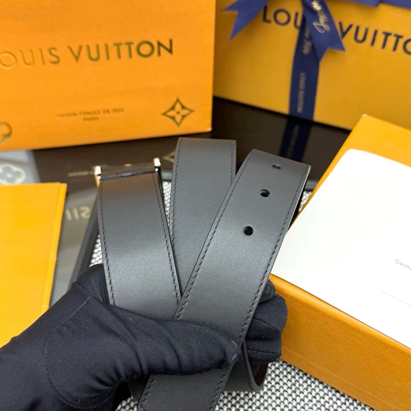 💰520💰Full package💰 💍Purchasing-grade LV⚡️🌹Drift Monogram Surplus belt reinterprets the brand heritage from a youthful perspective and tells the dynamic aesthetics of creative director Pharrell Williams. Monogram coated canvas is dipped in military colors on one side, while the reverse is in plain leather with a subtle pin buckle.