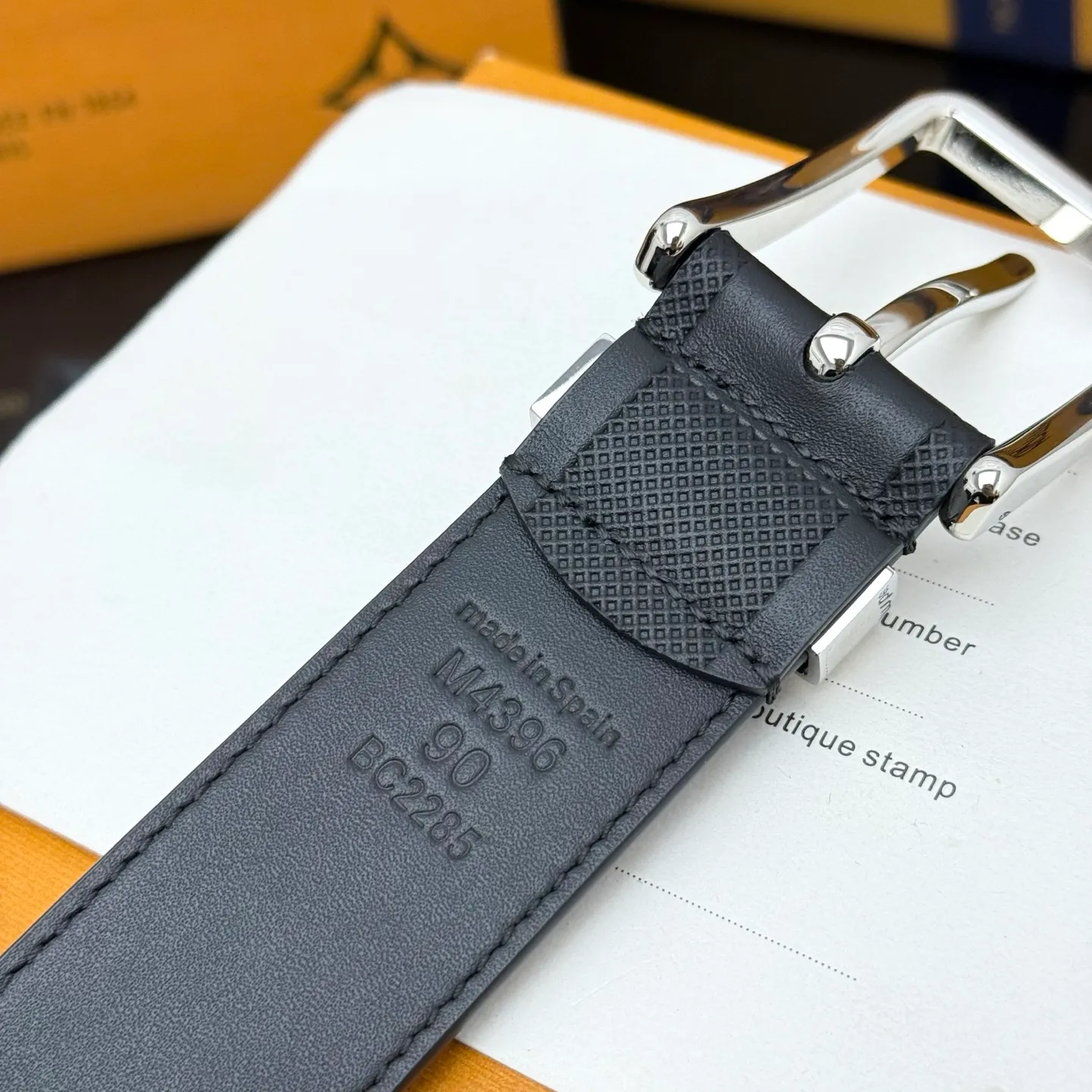 💰520💰Full package💰 💍Purchasing-grade LV⚡️🌹Drift Monogram Surplus belt reinterprets the brand heritage from a youthful perspective and tells the dynamic aesthetics of creative director Pharrell Williams. Monogram coated canvas is dipped in military colors on one side, while the reverse is in plain leather with a subtle pin buckle.
