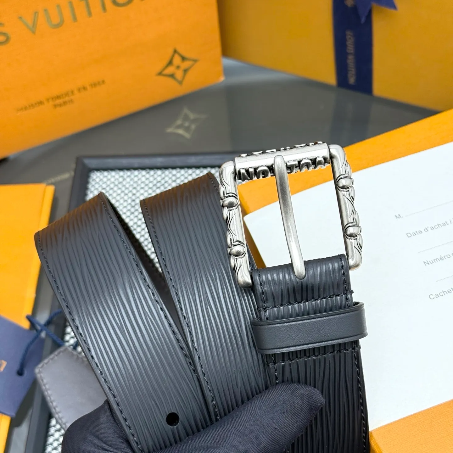 💰520💰Full package💰 💍Purchasing-grade LV⚡️🌹This Drift Rockabilly 3.5cm width belt shows strong aura and confident energy with the classic combination of deep tones and glossy metal parts. Cracked leather and intricate buckles subtly convey early rock and roll trends, breaking the traditional paradigm of men's wear.