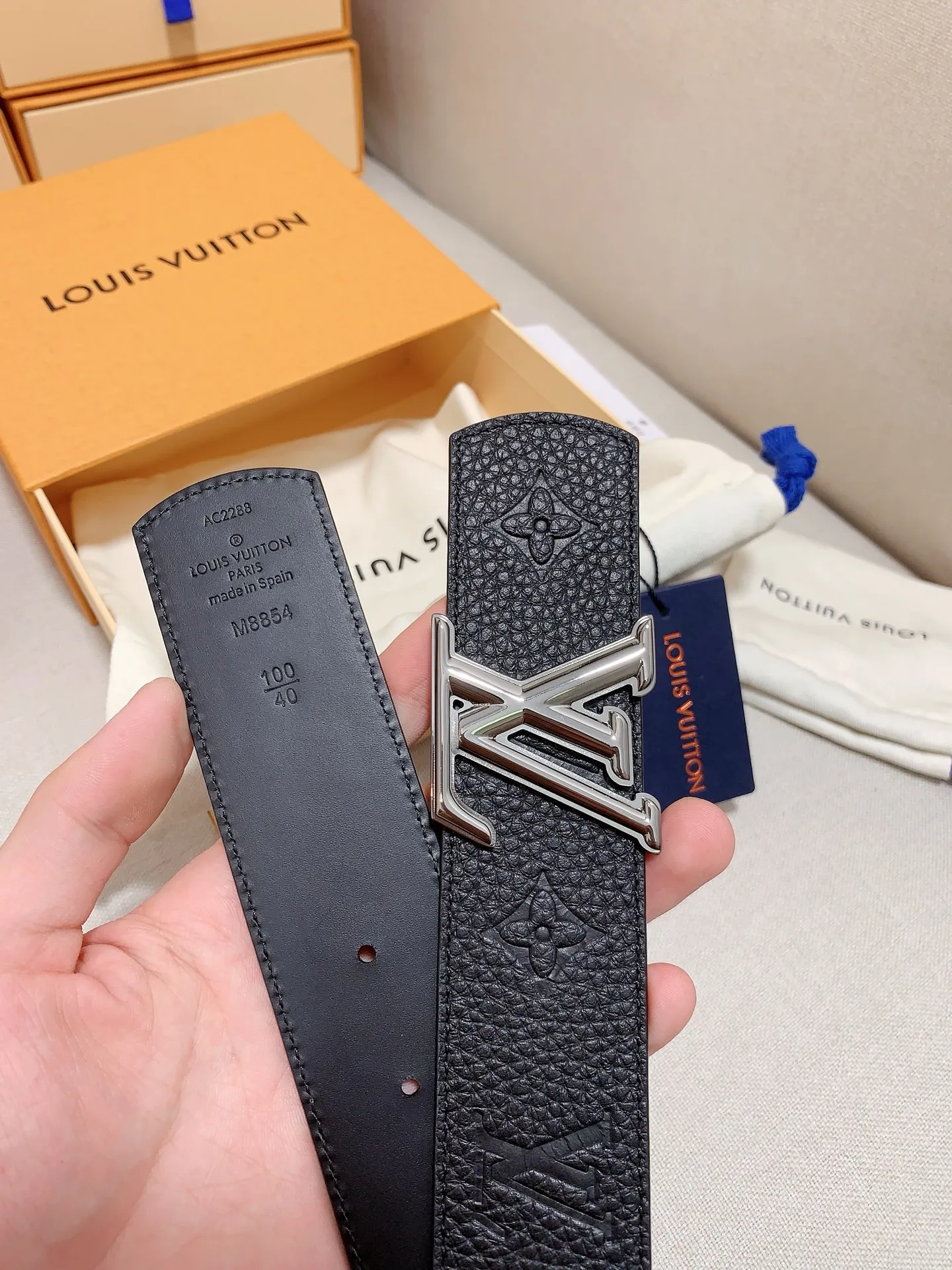 💰480💰Full package💰 💍Purchasing-grade LV luxury model modern⚡️🌹Taurillon leather, decorated with elegant and elegant iconic LV initials⚡️🌹Soft and strong belt, two-color matching can be used on both sides. Can be matched with various clothing from dresses to casual wear⚡️🌹Width 4.0cm
