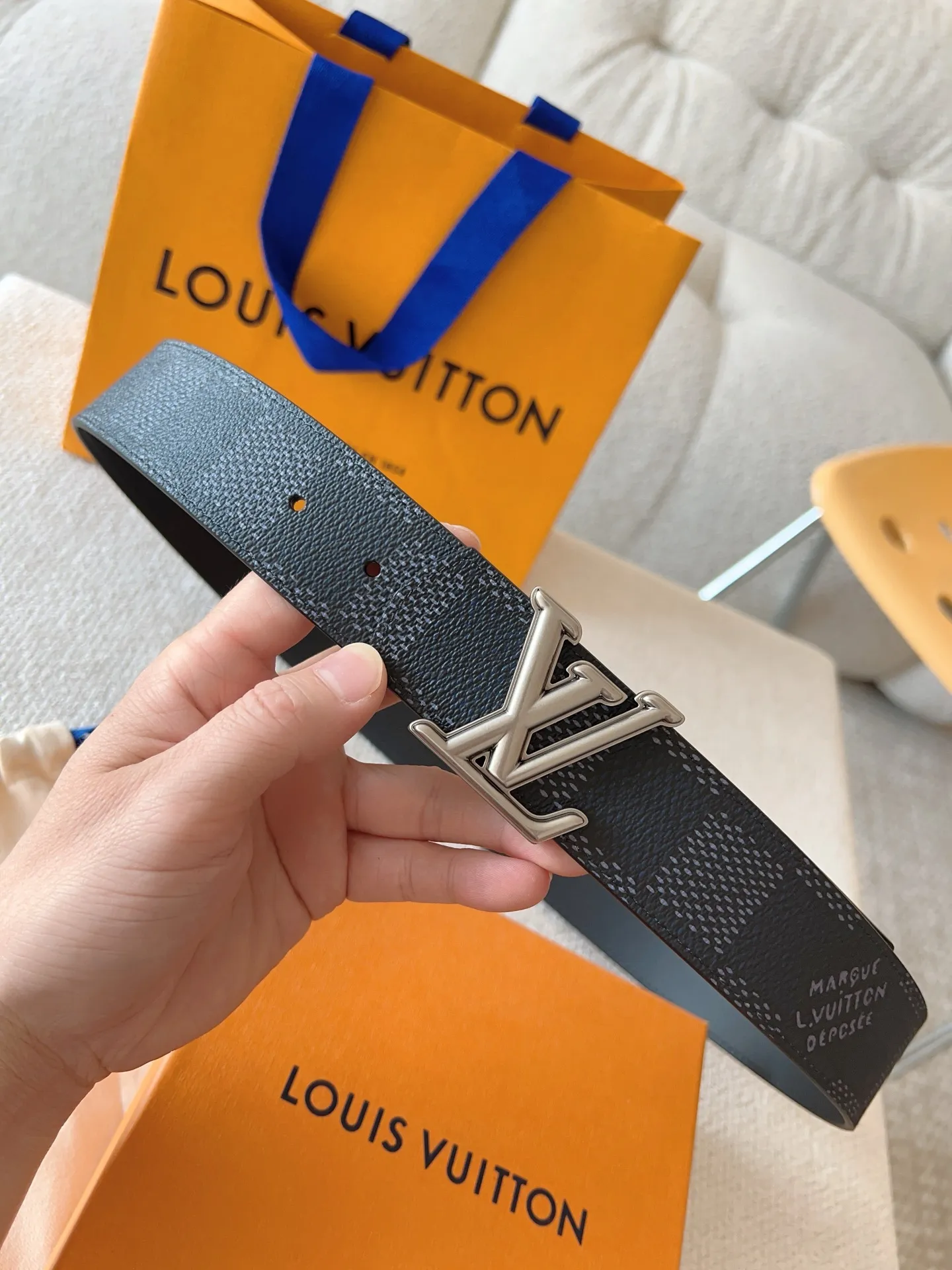 💰480💰Full package💰 💍Purchasing-grade LV Dimension⚡️Double-sided belt combines creative heritage with gorgeous street style⚡️Highlights the fashion vision of creative director Pharrell Williams. Monogram canvas paved outer layer⚡️LV Dimension metal buckle shimmers with subtle luster, making a statement in various occasions⚡️Width: 40mm