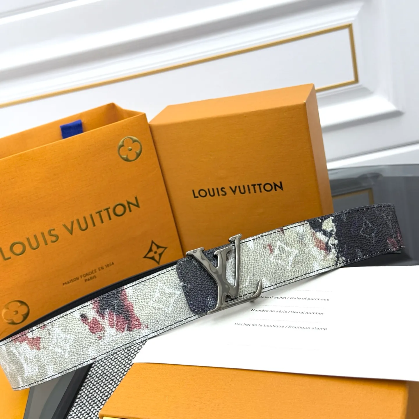 💰480💰Full package💰 💍Purchasing-grade LV Dimension Monogram Héritage double-sided belt is spliced ​​with plain leather and Monogram coated canvas, presenting a new interpretation of the classic design. Brand elements are given a textured feel, and the LV letter buckle adds an eye-catching touch.