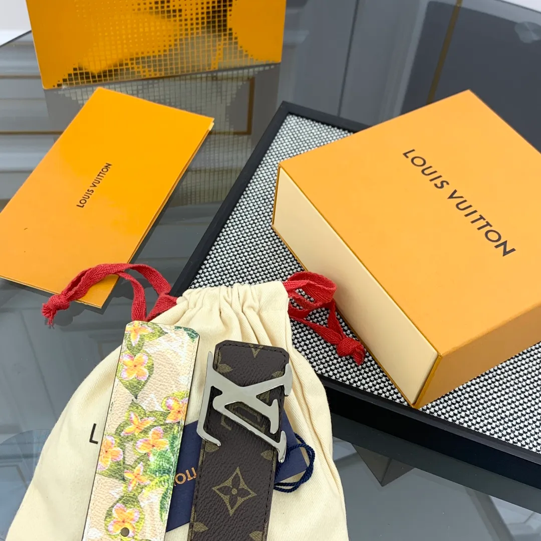 💰480💰Full package💰 💍Purchase-grade LV Louis Vuitton [New product] Genuine version Width 40MM The 2024 early autumn men's wear series follows the footsteps of Dandy sailors and embarks on a global journey. This LV Tag reversible belt has a surf-style pattern on one side, evoking memories of tropical island trips, and flips it over to reveal the classic Monogram element. LV Tag buckle adds another touch of attention