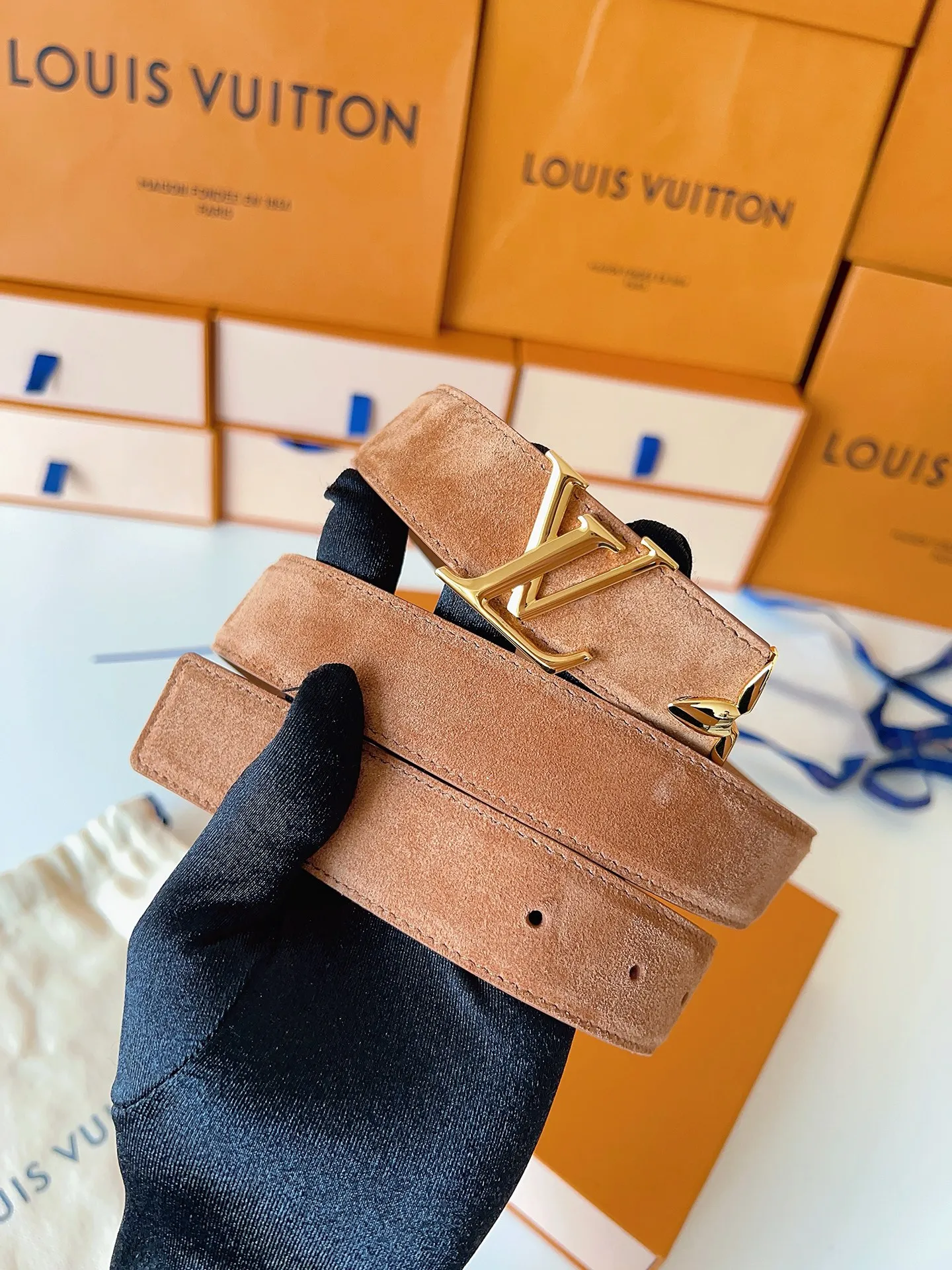 💰460💰Complete package💰 💍Purchase level LV⚡️🌹Lvjia women’s belt M4497 Width 3.0cm ⚡️🌹Soft suede calfskin sets off the original imported bottom. The end of the belt is decorated with gold metal flowers. The flower has a logo stamped on the side and is paired with a classic letter buckle.