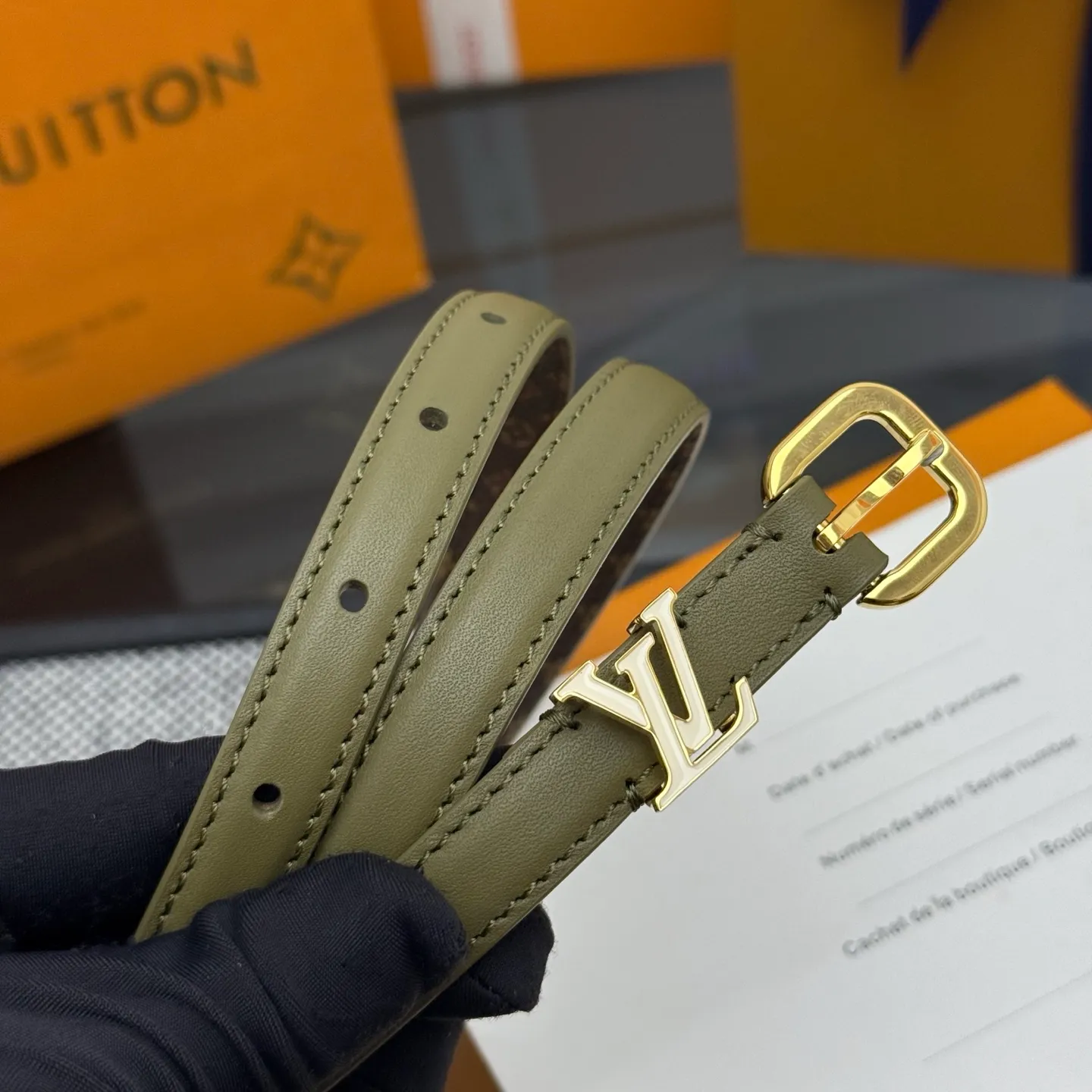 💰480💰Full package💰 💍Purchase level 1.5cm⚡️🌹LV Darling belt is made of smooth leather and Monogram canvas lining, with a marquise-shaped end to highlight the feminine style⚡️🌹The pin buckle exudes a chic atmosphere, and the glossy enamel is the finishing touch Mini LV The drawstring circle injects elegance into the brand’s classic elements⚡️🌹