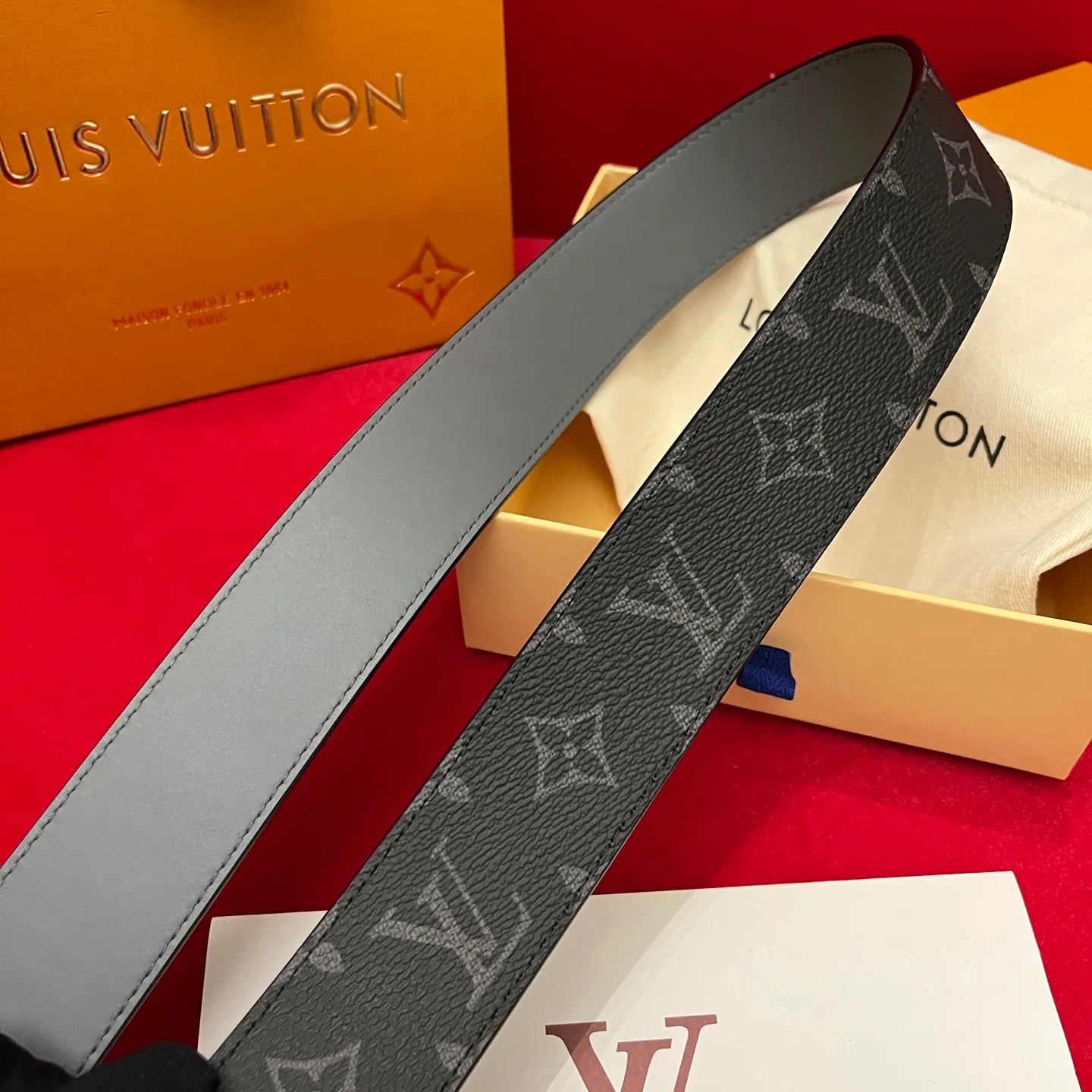 💰480💰Full package💰 💍Purchase level LV men’s latest top-quality belt Width 40mm One side of the belt is made of customized canvas fabric and the other side is imported original calfskin Double-sided use Equipped with classic letter buckle Top-notch craftsmanship Super good texture