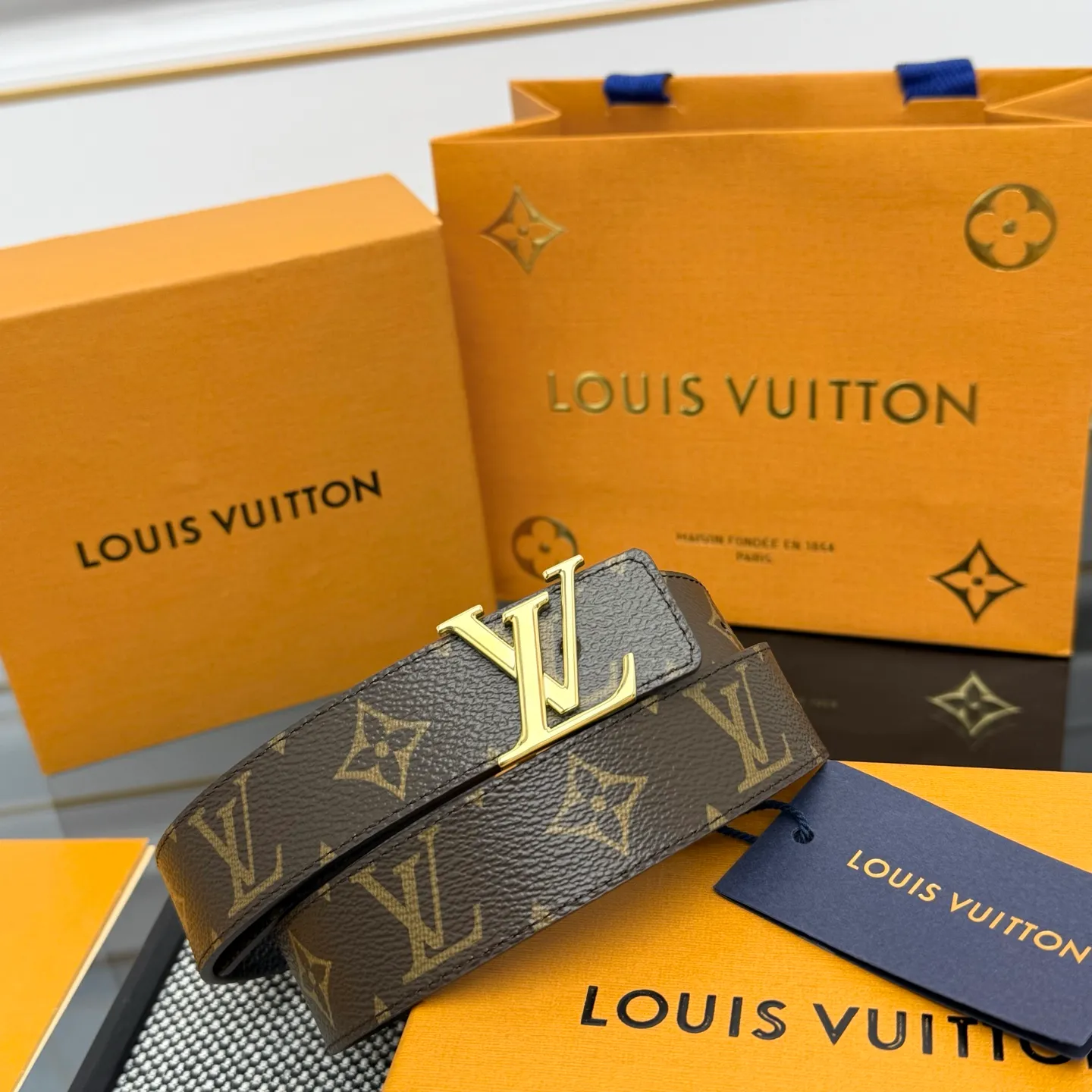 💰440💰Full package💰 💍Purchase level This style of LV Initiales⚡️Double-sided belt achieves two styles with a classic appearance⚡️Monogram canvas conveys leisure and comfort⚡️Grained cow leather reveals elegant style, matched with LV Initiales buckle⚡️Width 3.0cm