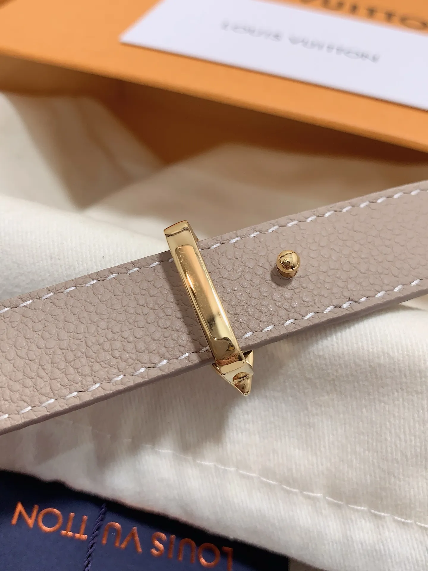 💰460💰Full package💰 💍Purchasing-grade Louis vuitton⚡️🌹Width: 1.5cm l v Takashi Murakami co-branded belt. Practical and exquisite ⚡️🌹Exquisite and beautiful 1.5mm women's belt⚡️🌹With a flower-shaped enamel effect letter buckle, the upper body effect is great.