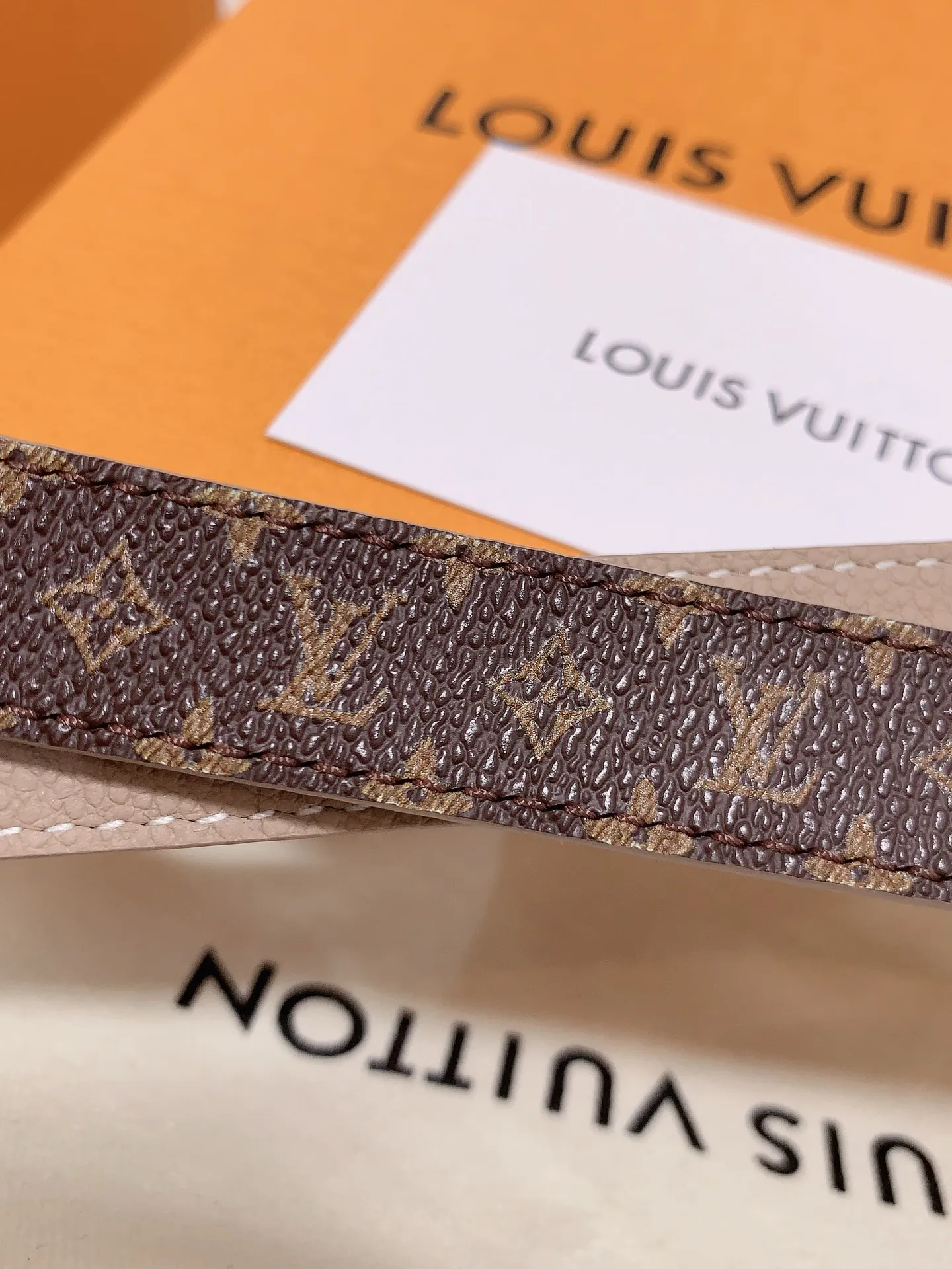 💰460💰Full package💰 💍Purchasing-grade Louis vuitton⚡️🌹Width: 1.5cm l v Takashi Murakami co-branded belt. Practical and exquisite ⚡️🌹Exquisite and beautiful 1.5mm women's belt⚡️🌹With a flower-shaped enamel effect letter buckle, the upper body effect is great.