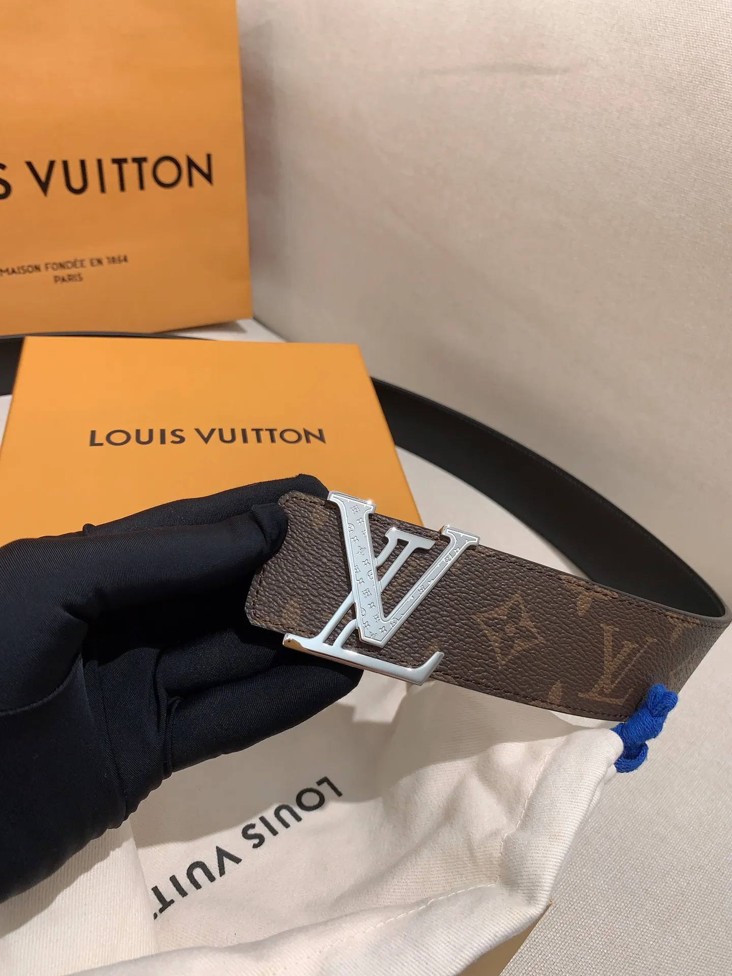 💰480💰Full package💰 💍Purchase level Men's LV Louis Vuitton belt Men's classic cowhide belt with 316 stainless steel Pin buckle with engraved letters Lv buckle Width: 4.0cm