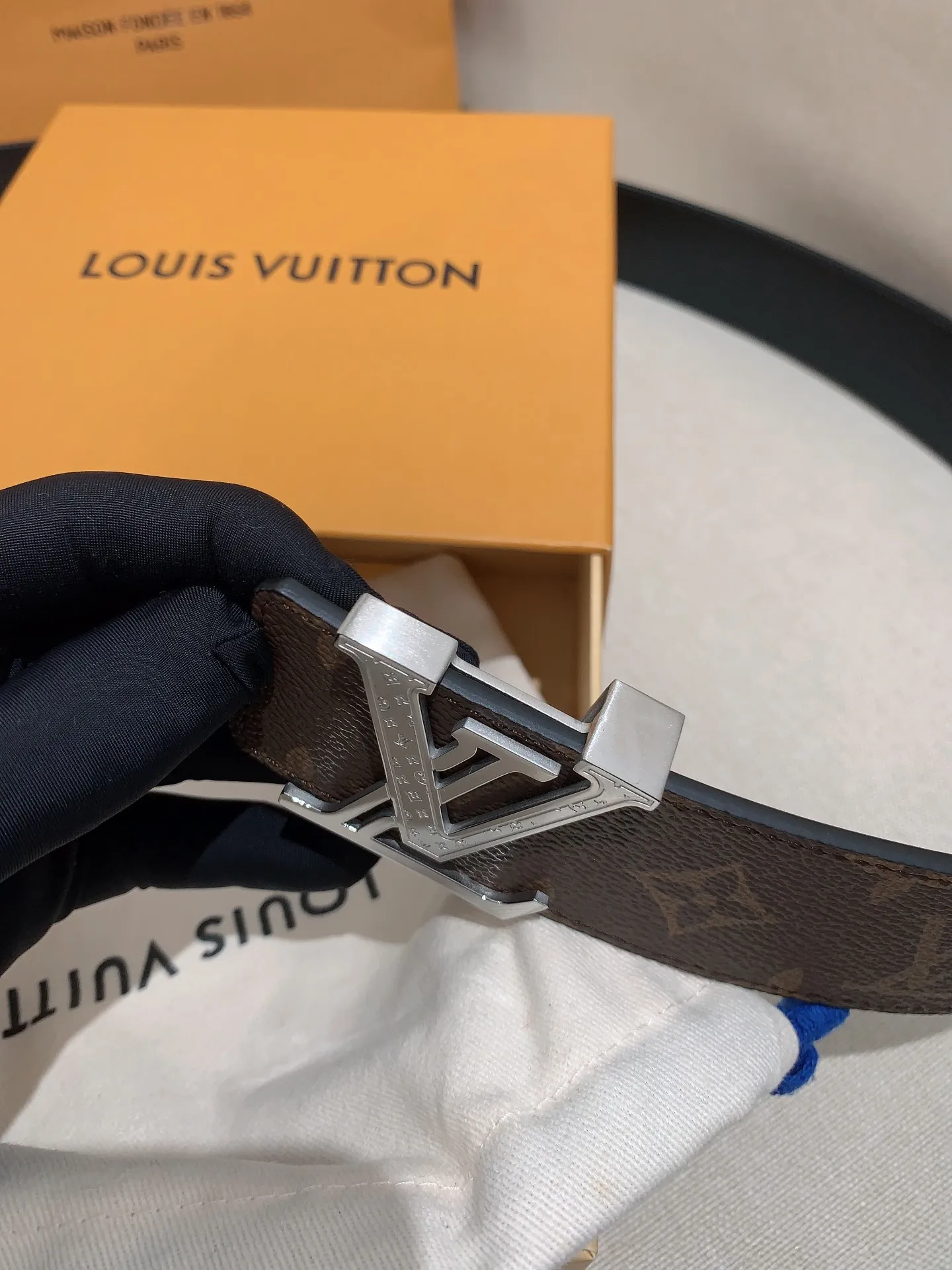 💰480💰Full package💰 💍Purchase level Men's LV Louis Vuitton belt Men's classic cowhide belt with 316 stainless steel Pin buckle with engraved letters Lv buckle Width: 4.0cm