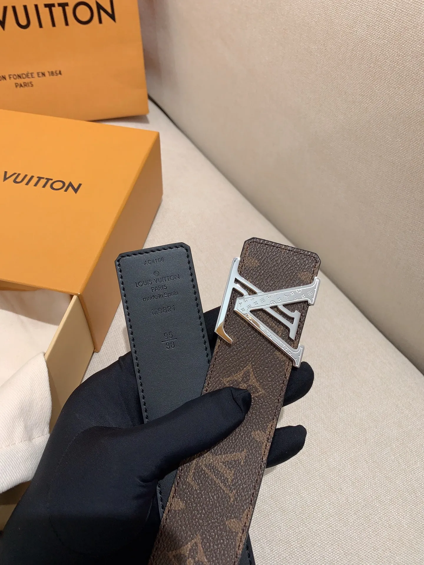 💰480💰Full package💰 💍Purchase level Men's LV Louis Vuitton belt Men's classic cowhide belt with 316 stainless steel Pin buckle with engraved letters Lv buckle Width: 4.0cm