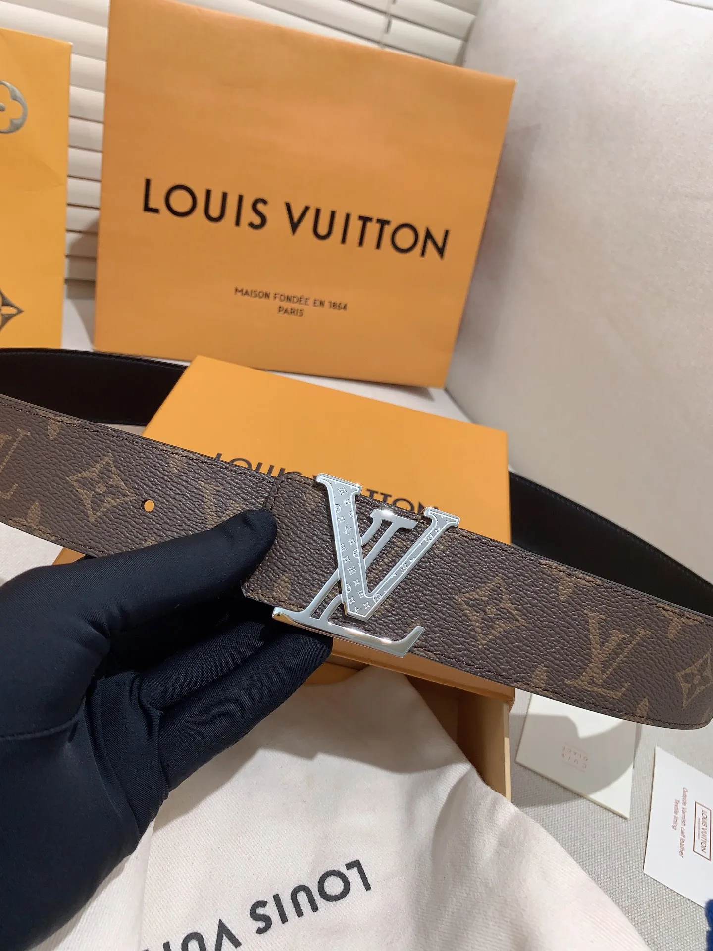 💰480💰Full package💰 💍Purchase level Men's LV Louis Vuitton belt Men's classic cowhide belt with 316 stainless steel Pin buckle with engraved letters Lv buckle Width: 4.0cm